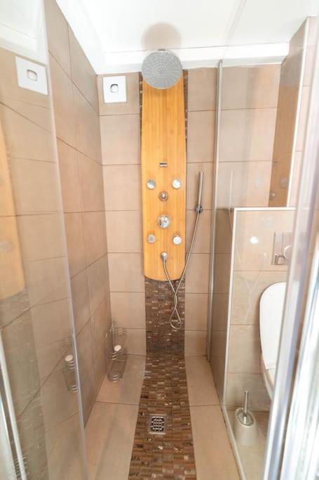 Sk Joli Studio, Le Port, Clim, Tramway, Wifi 17 Bonaparte Apartment *