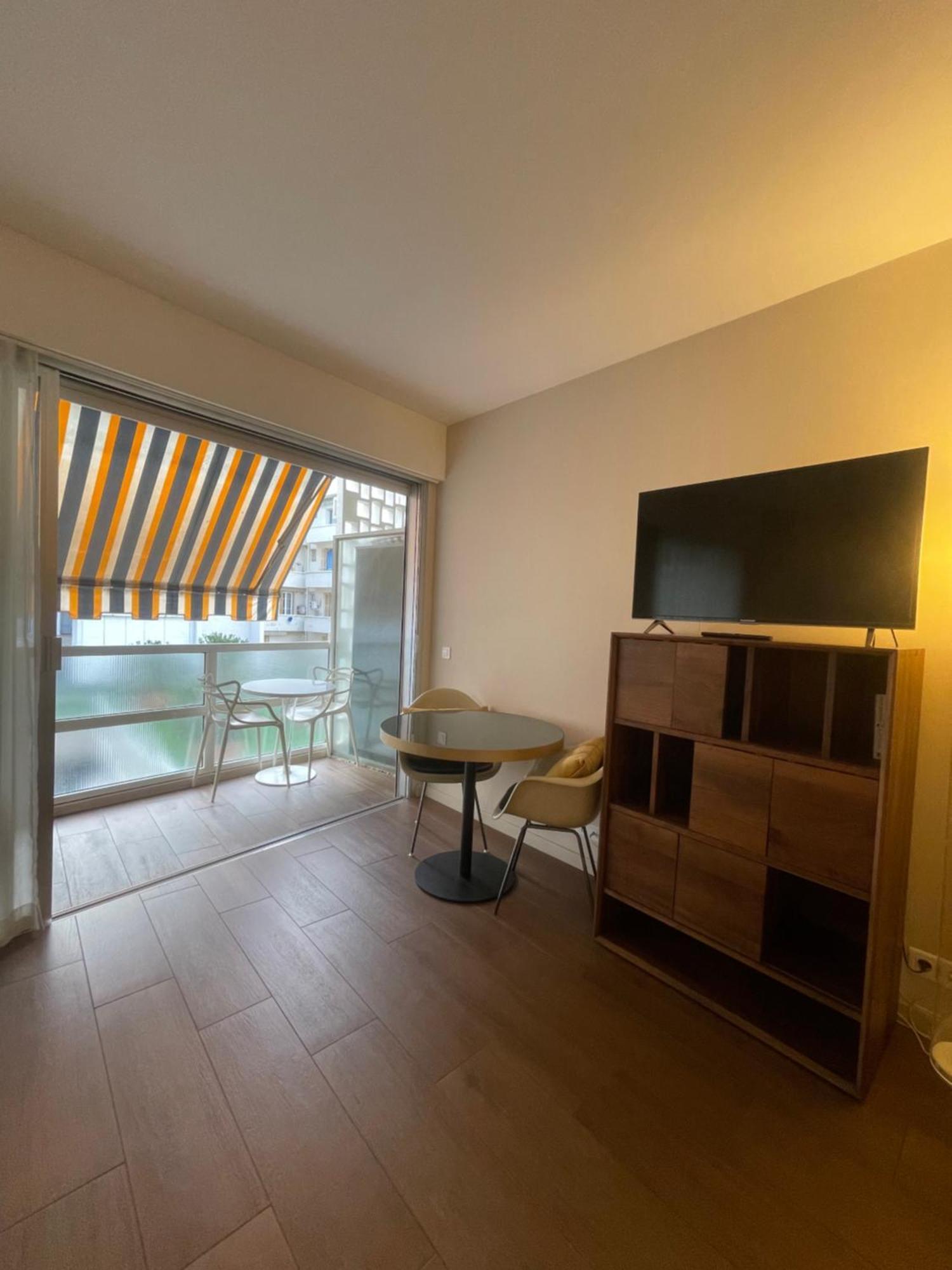 Royal Lux Promenade Des Apartment