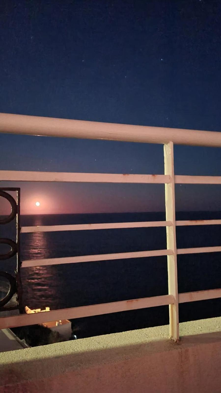 06a1 - Just Like On A Boat Sailing On The Sea Nice