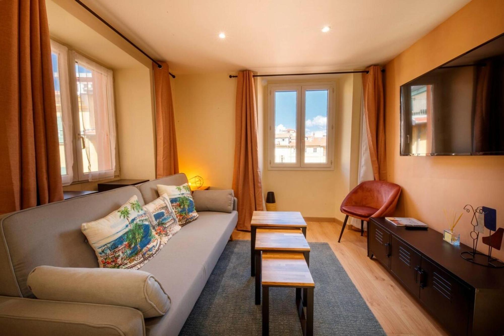 06a2 - Heart Of Old Beautiful Renovated Apartment *