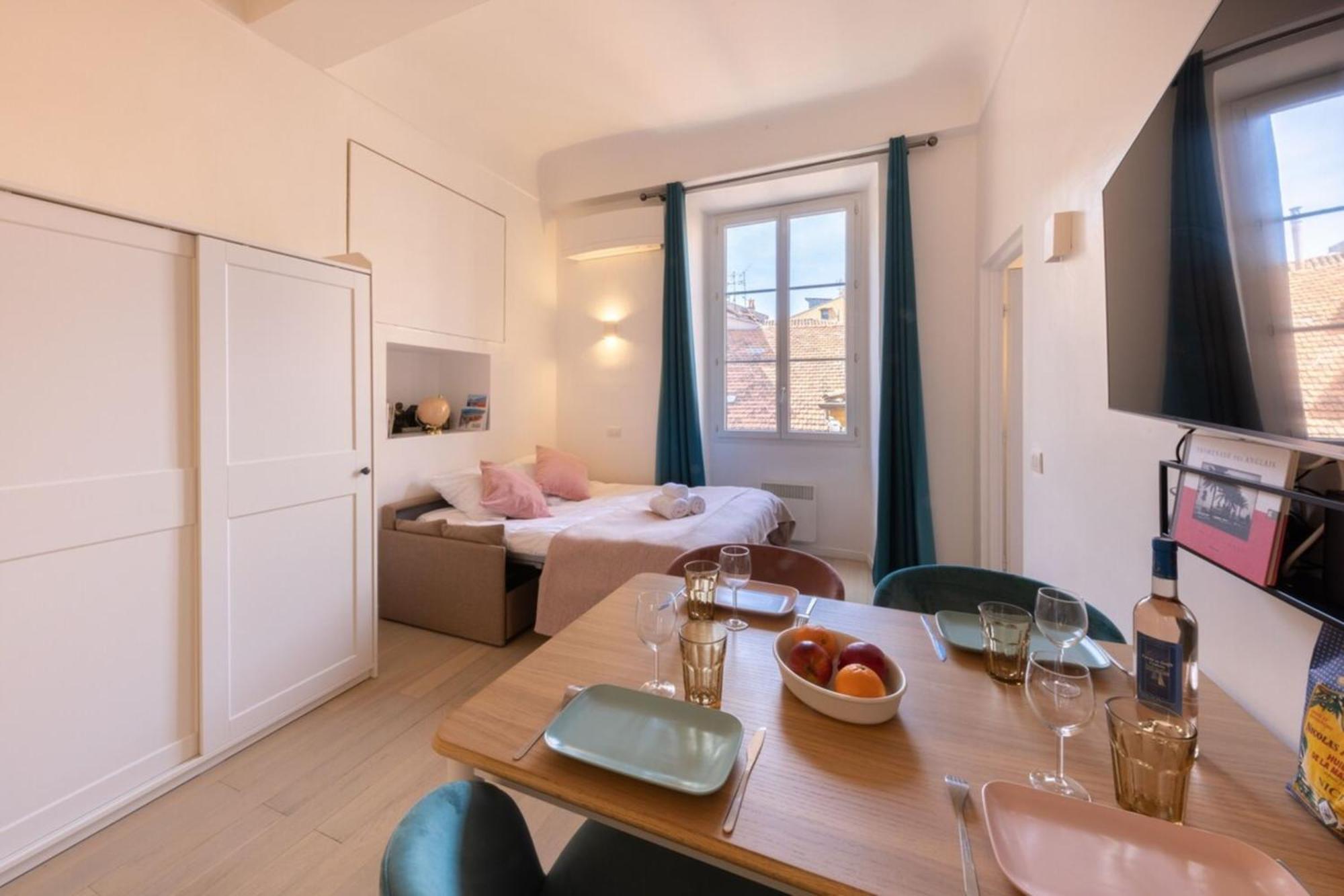 06a3 - Lovely In The Heart Of Old Apartment *