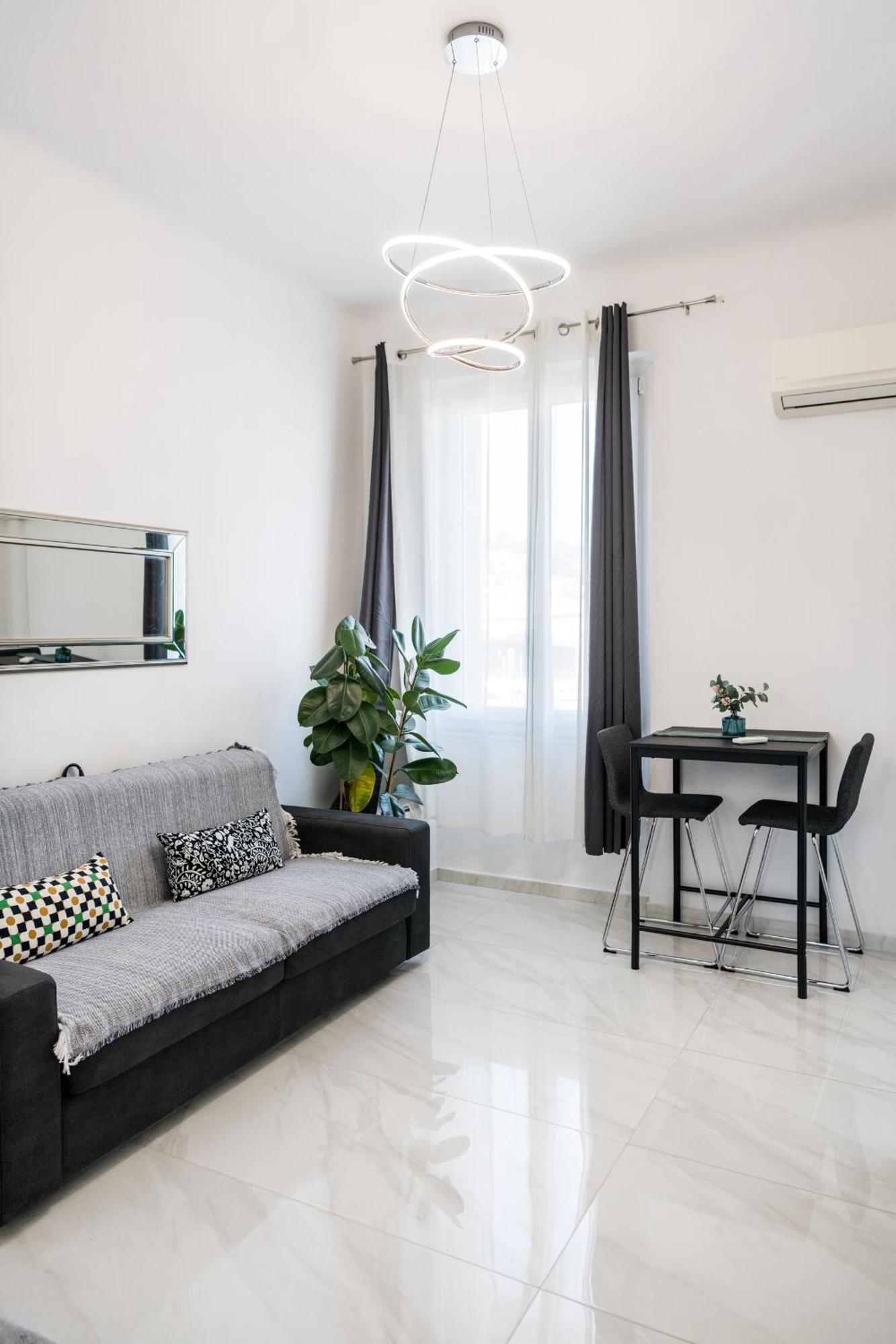 Apartment Stylish Modern Near Train Station