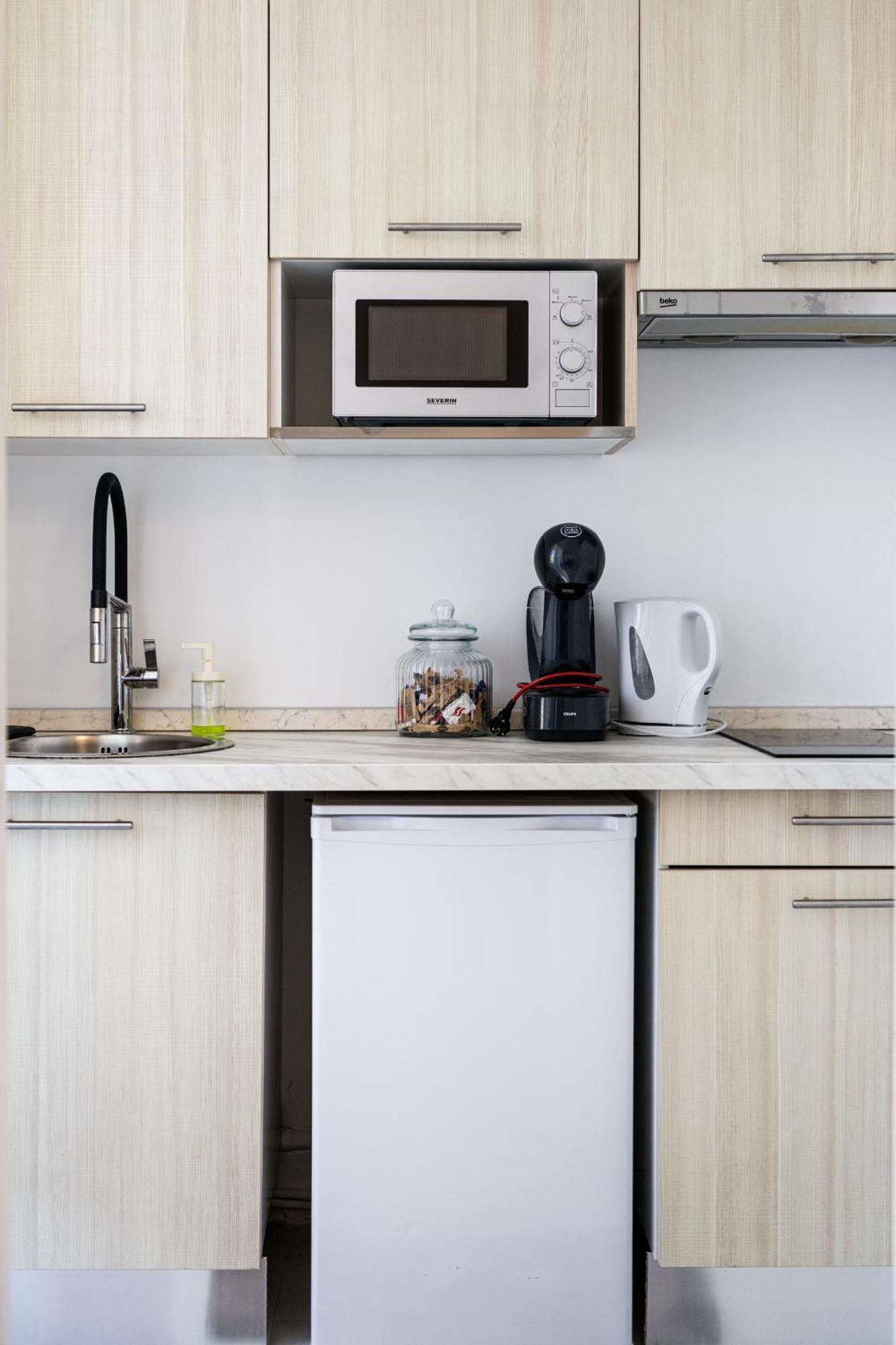 Stylish Modern Near Train Station Apartment *