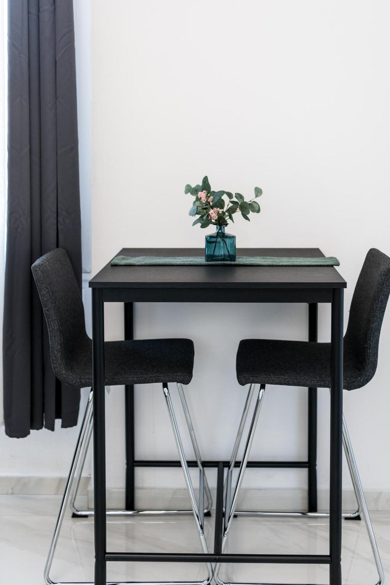 Stylish Modern Near Train Station Apartment