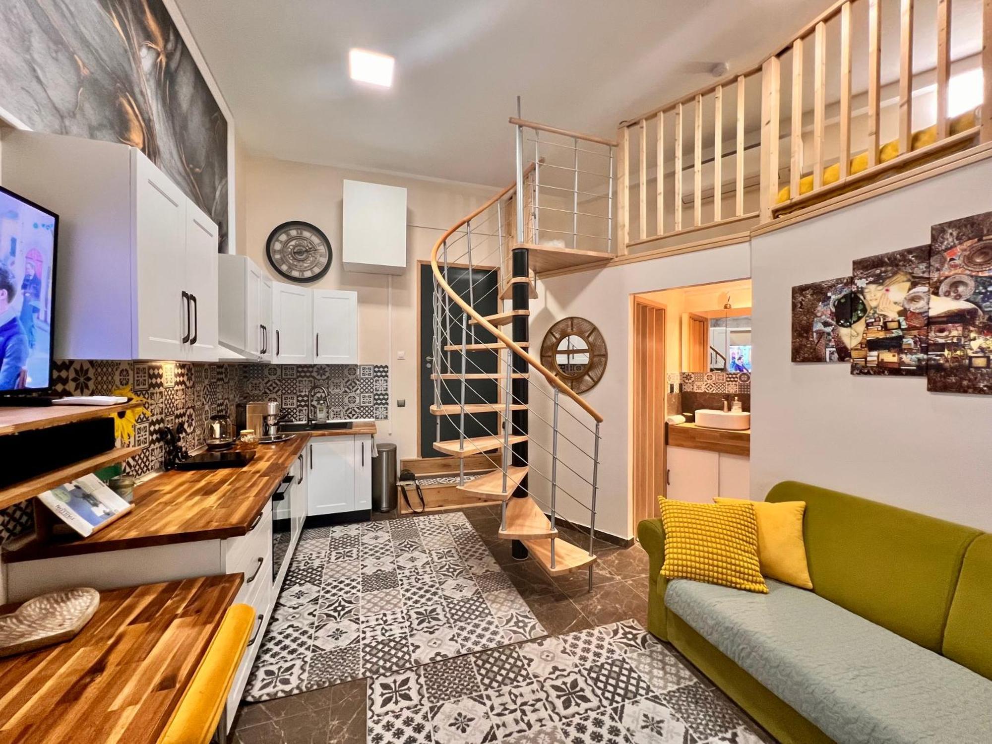 Amber - Highlights And Apartment