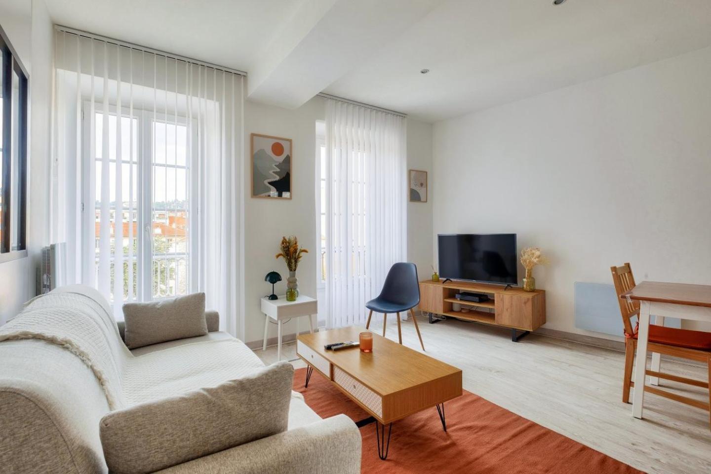 Lovely 1 Bedroom Flat In The Heart Of * Nice