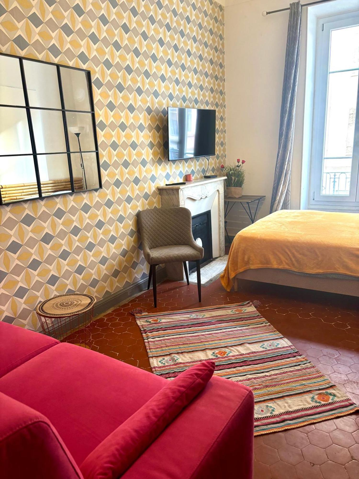 Gare Garibaldi République: Tranquil Private Near Tram