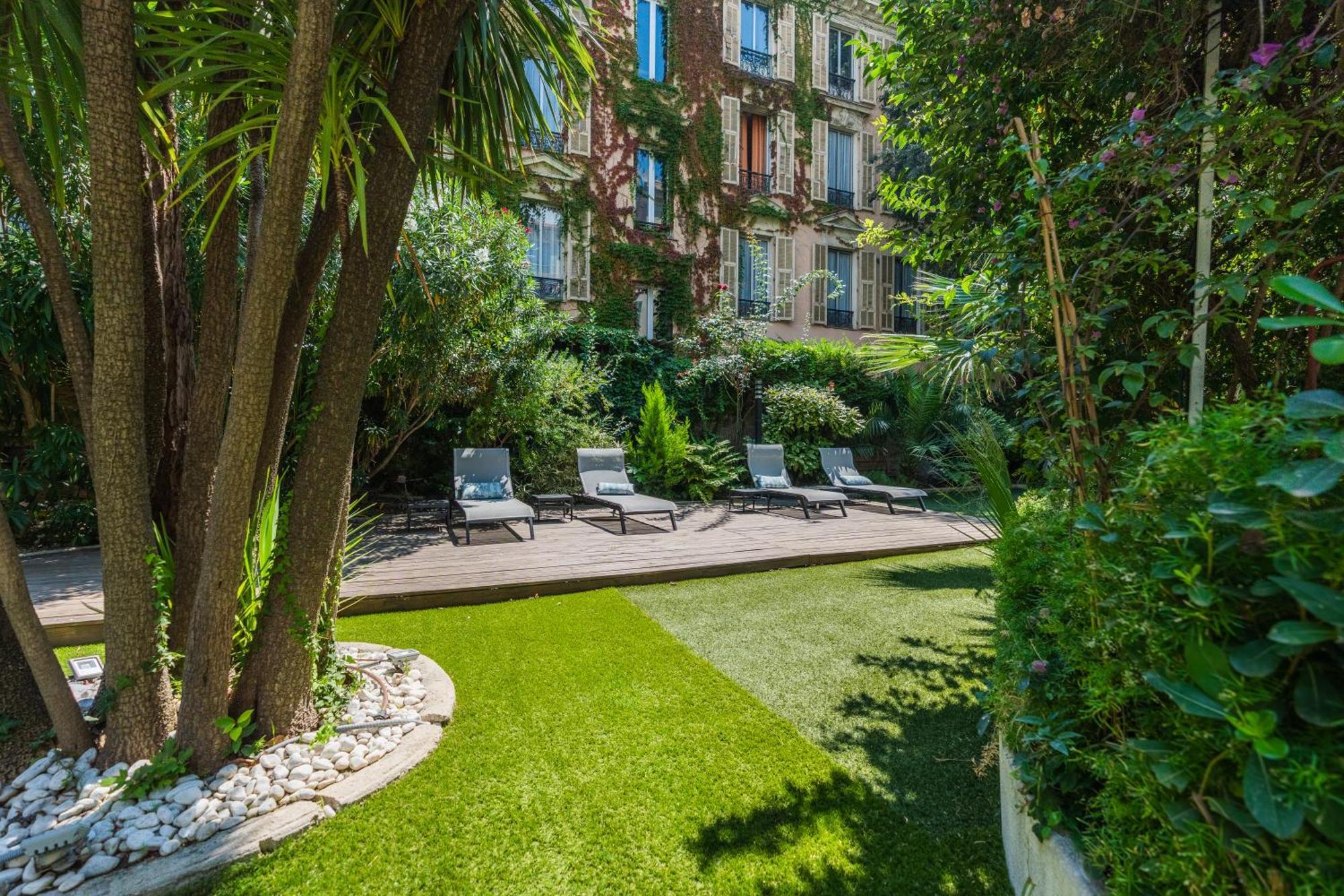 Victoria Hotel 4*