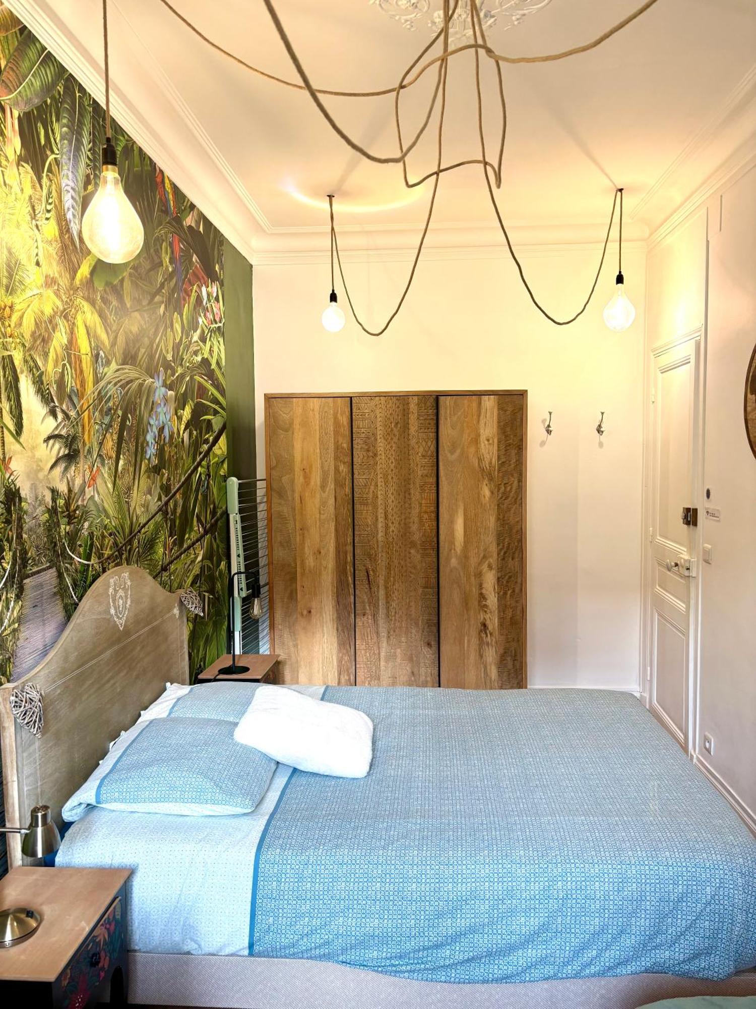 Les De Cedric Iconic Tram Gare Pour Personnes Calmes Homestay Nice