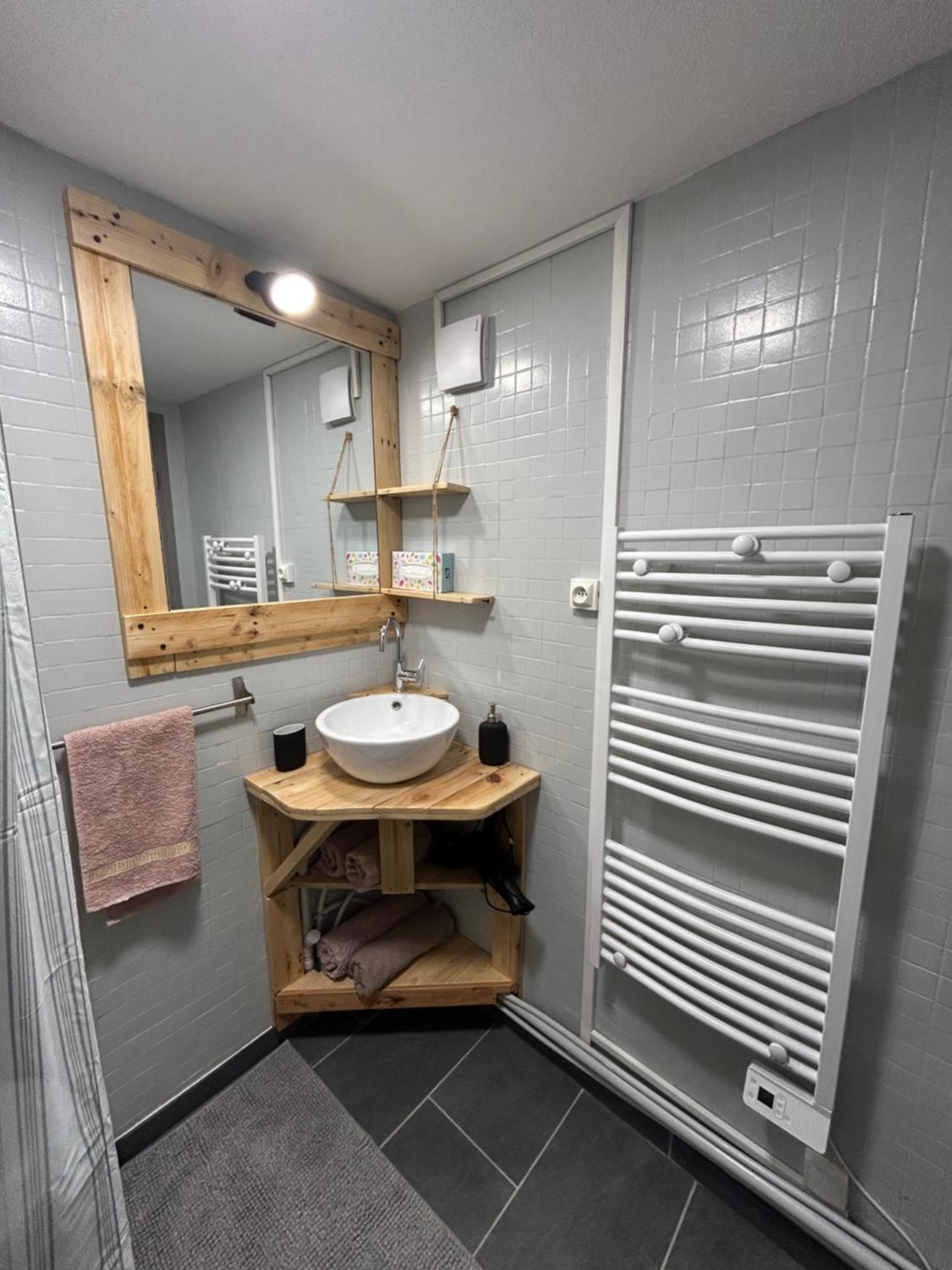 Climatise Avec Terrasse Ombragee Dans Maison Au Calme Et Dans La Verdure *