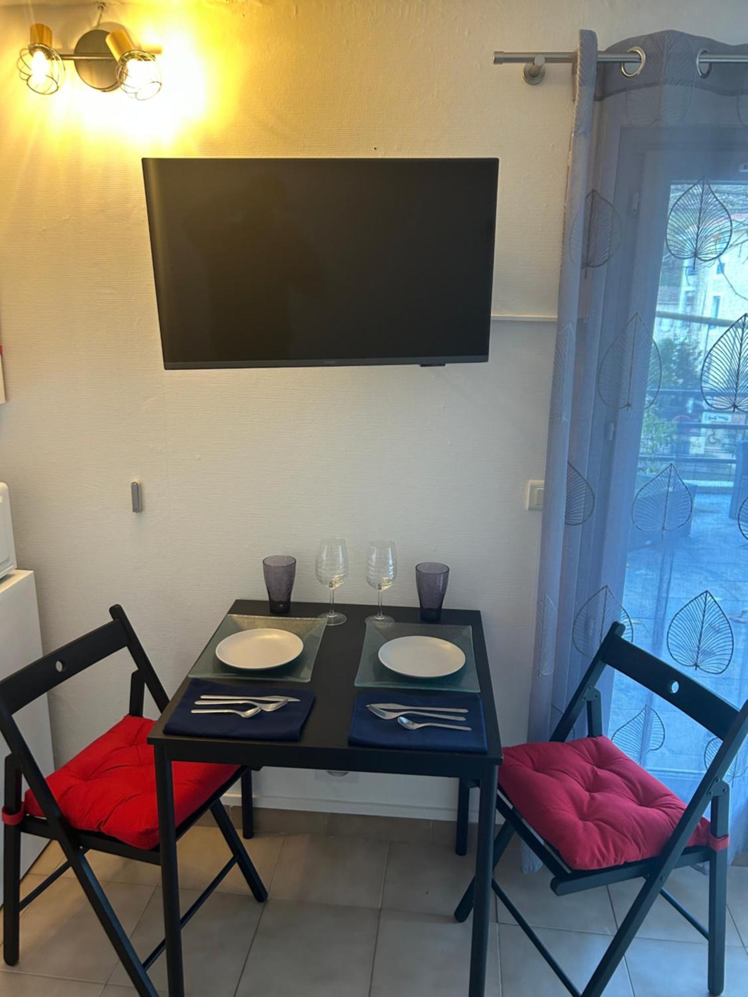 Climatise Avec Terrasse Ombragee Dans Maison Au Calme Et Dans La Verdure *