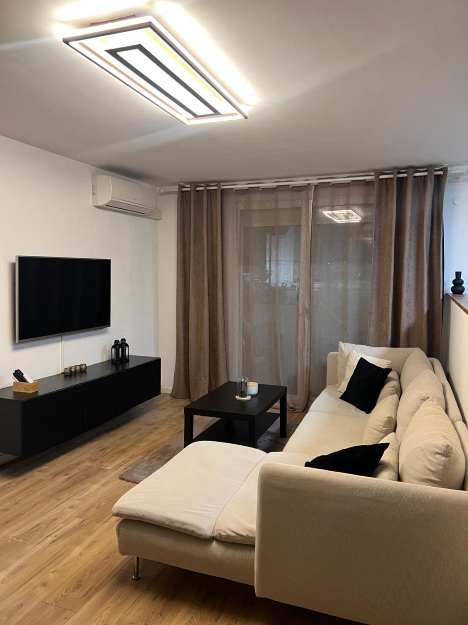 Olympie, Airport, Train And Tram Station Fully Equipped For 3 Peoples *