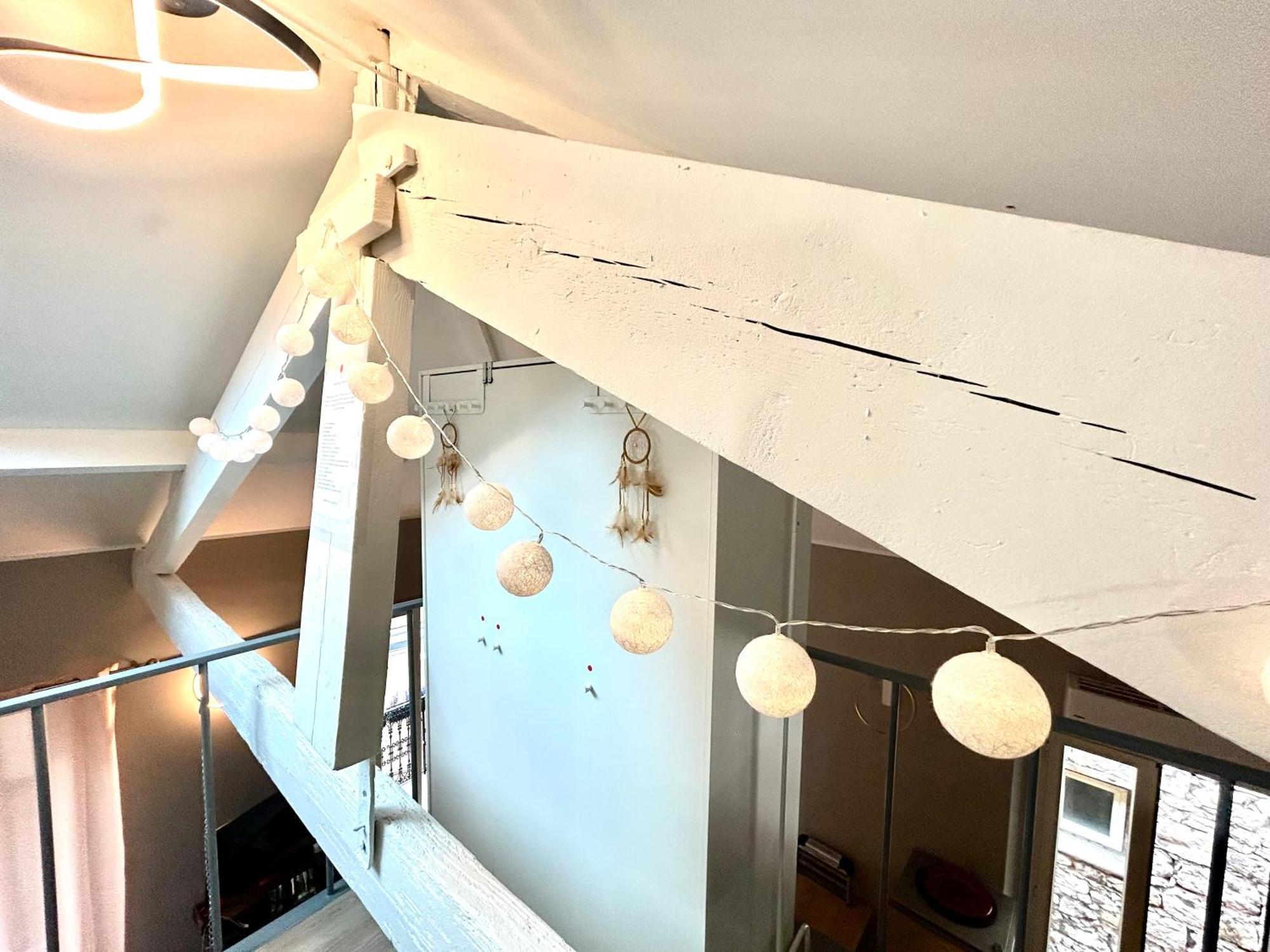 Lovely & Sunny Loft Heart Of With A/c!