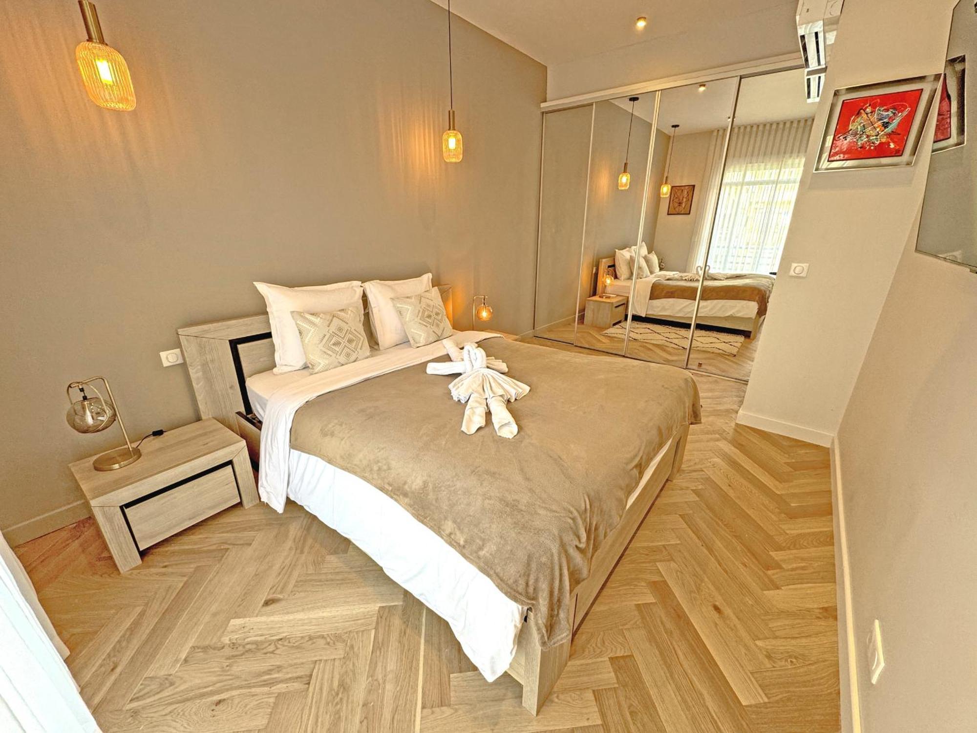 Sea Front Promenade Apartment Nice