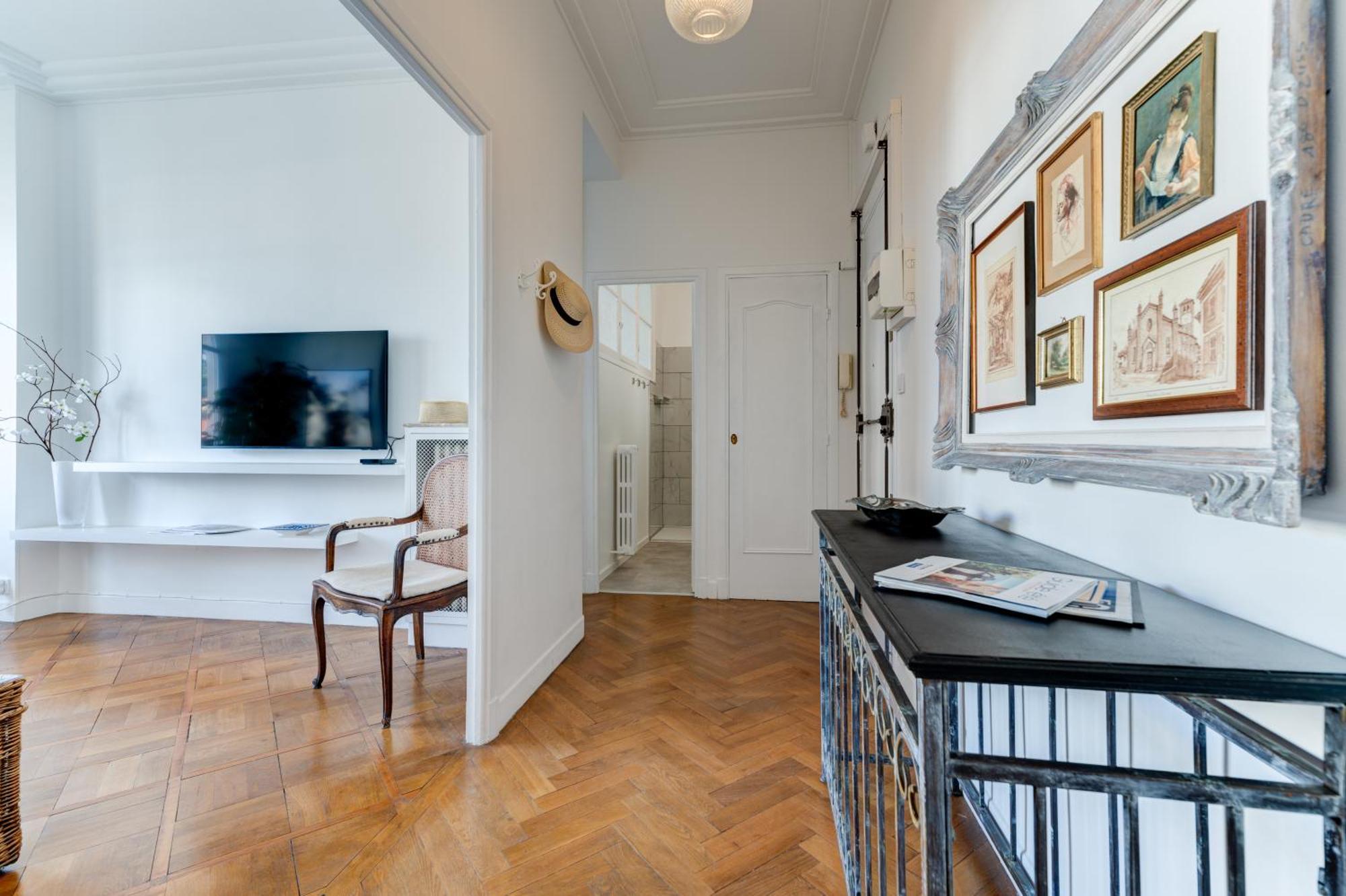 Elegant With Balconies In The Heart Of Nice