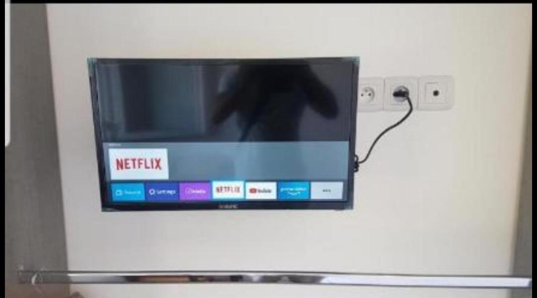 Grand 5 Chambres, 5 Television , 95 M2, Vue Mer, Tramway Sur Place, Gare Train 2 Min, Aeroport 5 Min , Large 5 Bedrooms, 5 Televisions, 95 M2, Sea View, Tram On Site, Train Station 2 Mins, Airport 5 Mins Apartment *