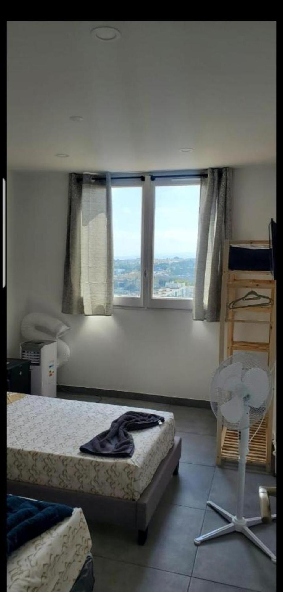 Apartment Grand 5 Chambres, 5 Television , 95 M2, Vue Mer, Tramway Sur Place, Gare Train 2 Min, Aeroport 5 Min , Large 5 Bedrooms, 5 Televisions, 95 M2, Sea View, Tram On Site, Train Station 2 Mins, Airport 5 Mins Nice