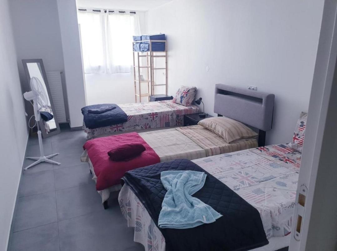 Grand 5 Chambres, 5 Television , 95 M2, Vue Mer, Tramway Sur Place, Gare Train 2 Min, Aeroport 5 Min , Large 5 Bedrooms, 5 Televisions, 95 M2, Sea View, Tram On Site, Train Station 2 Mins, Airport 5 Mins Apartment