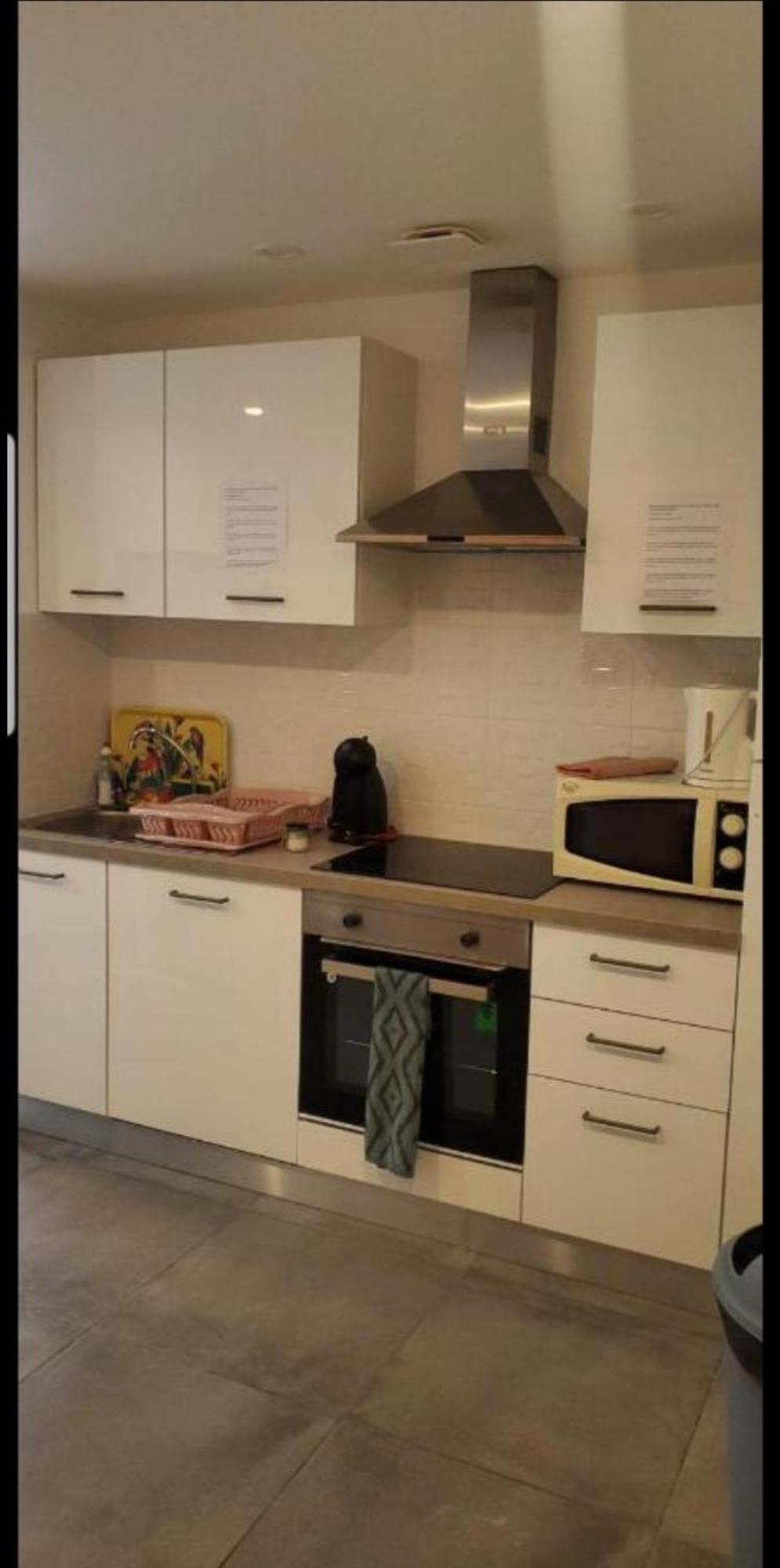 Grand 5 Chambres, 5 Television , 95 M2, Vue Mer, Tramway Sur Place, Gare Train 2 Min, Aeroport 5 Min , Large 5 Bedrooms, 5 Televisions, 95 M2, Sea View, Tram On Site, Train Station 2 Mins, Airport 5 Mins * Nice