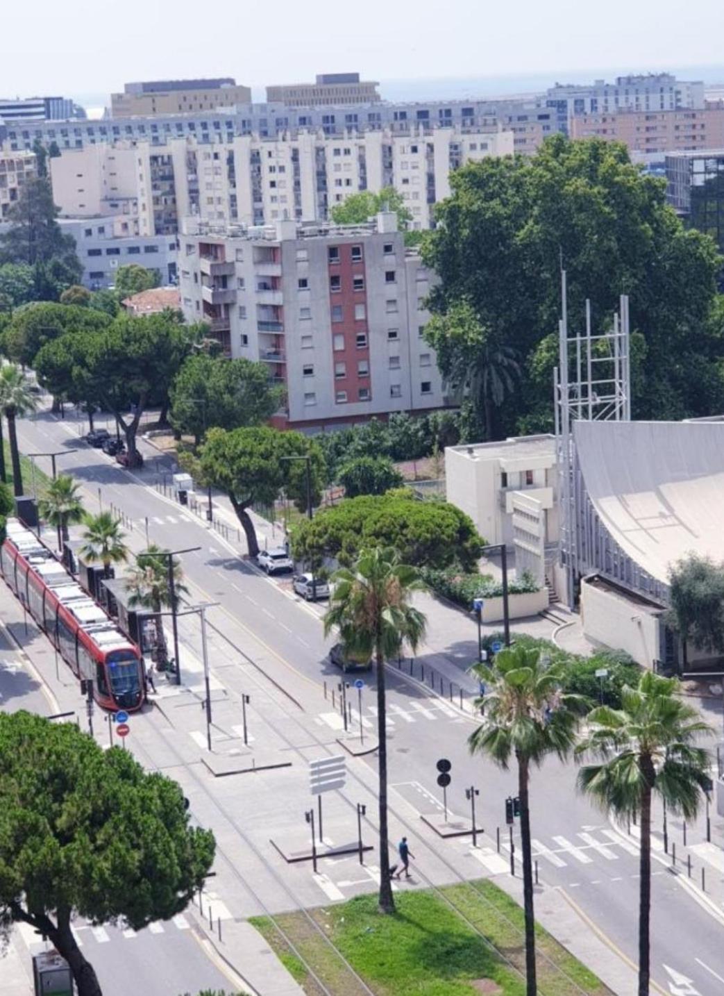 Grand 5 Chambres, 5 Television , 95 M2, Vue Mer, Tramway Sur Place, Gare Train 2 Min, Aeroport 5 Min , Large 5 Bedrooms, 5 Televisions, 95 M2, Sea View, Tram On Site, Train Station 2 Mins, Airport 5 Mins * Nice