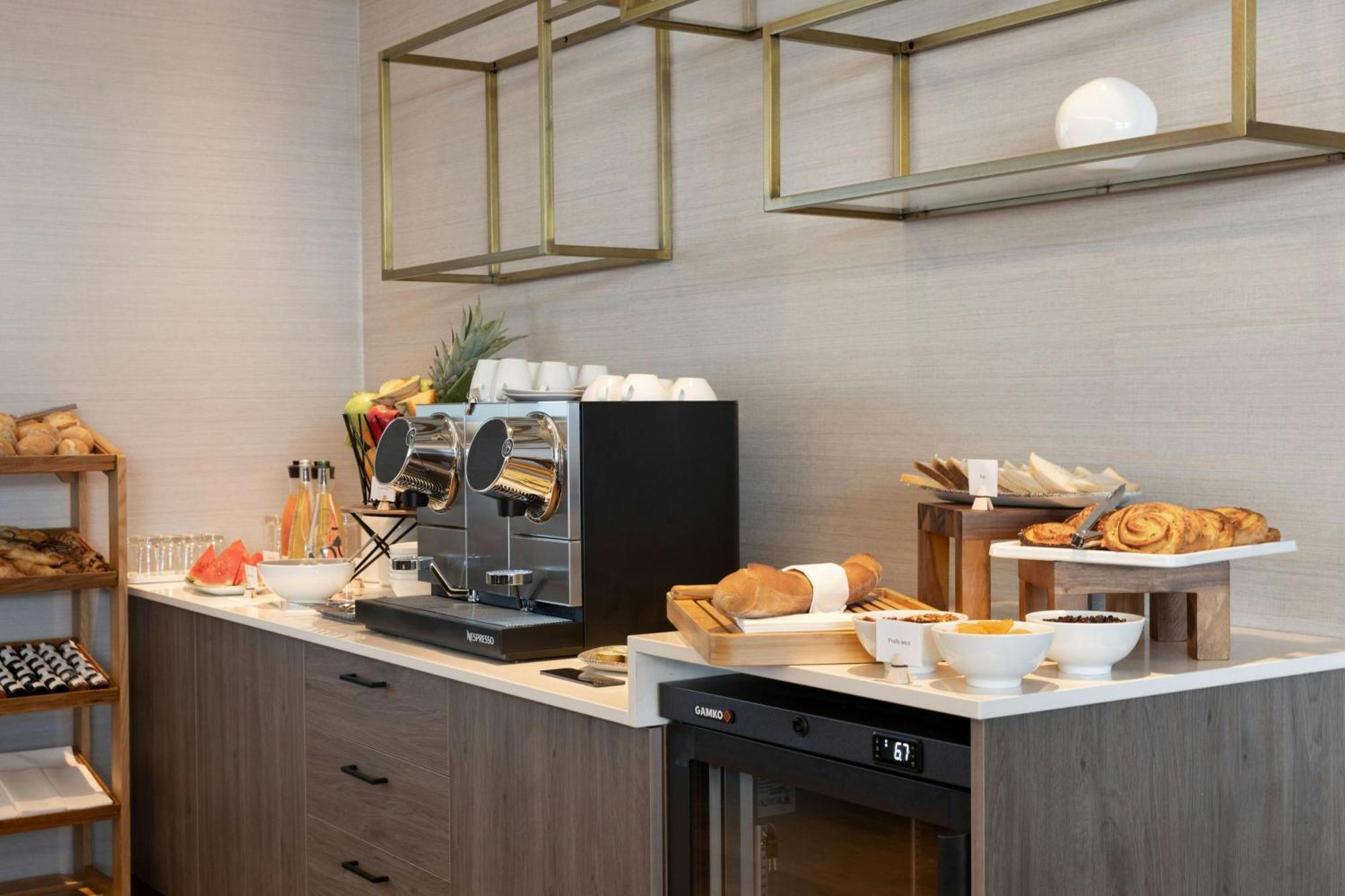 Sheraton Airport Hotel 4*