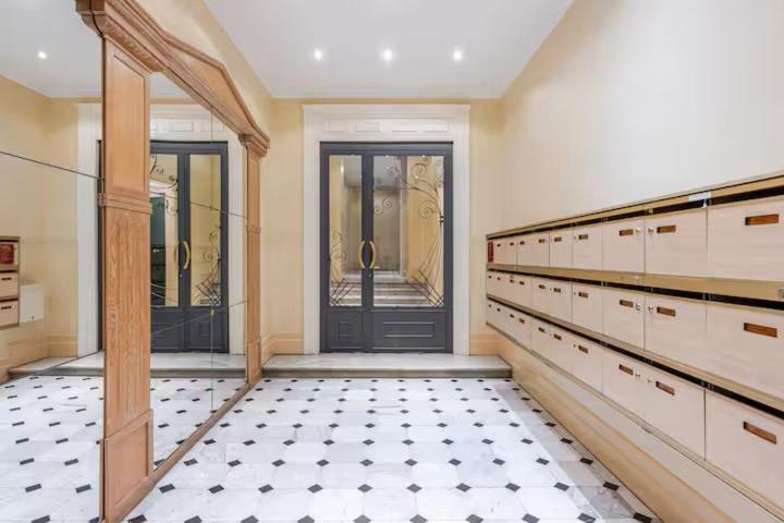 2p Carre D'or, Hypercentre