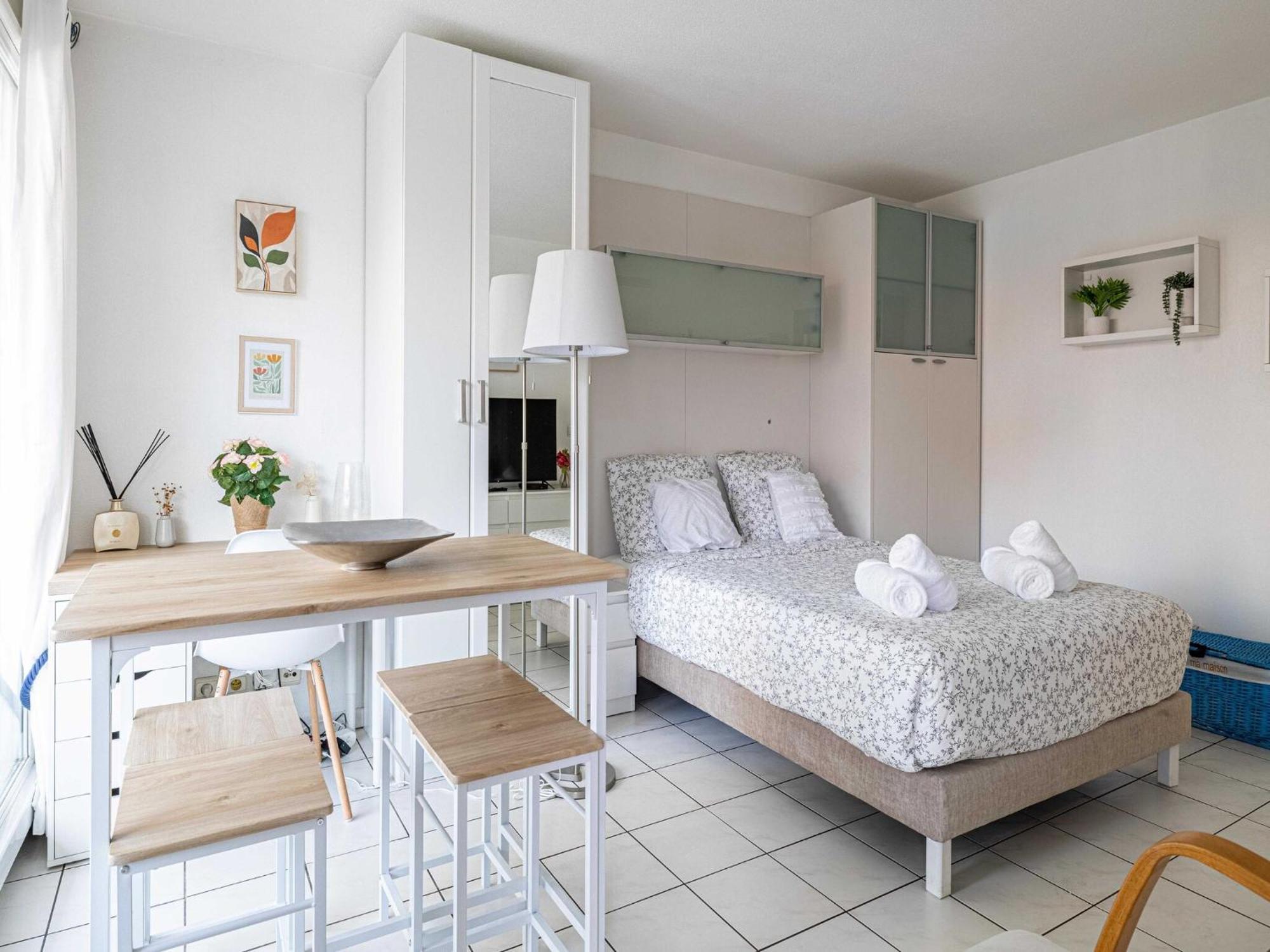 Apartment With Balcony & Pool -heart Of Nice