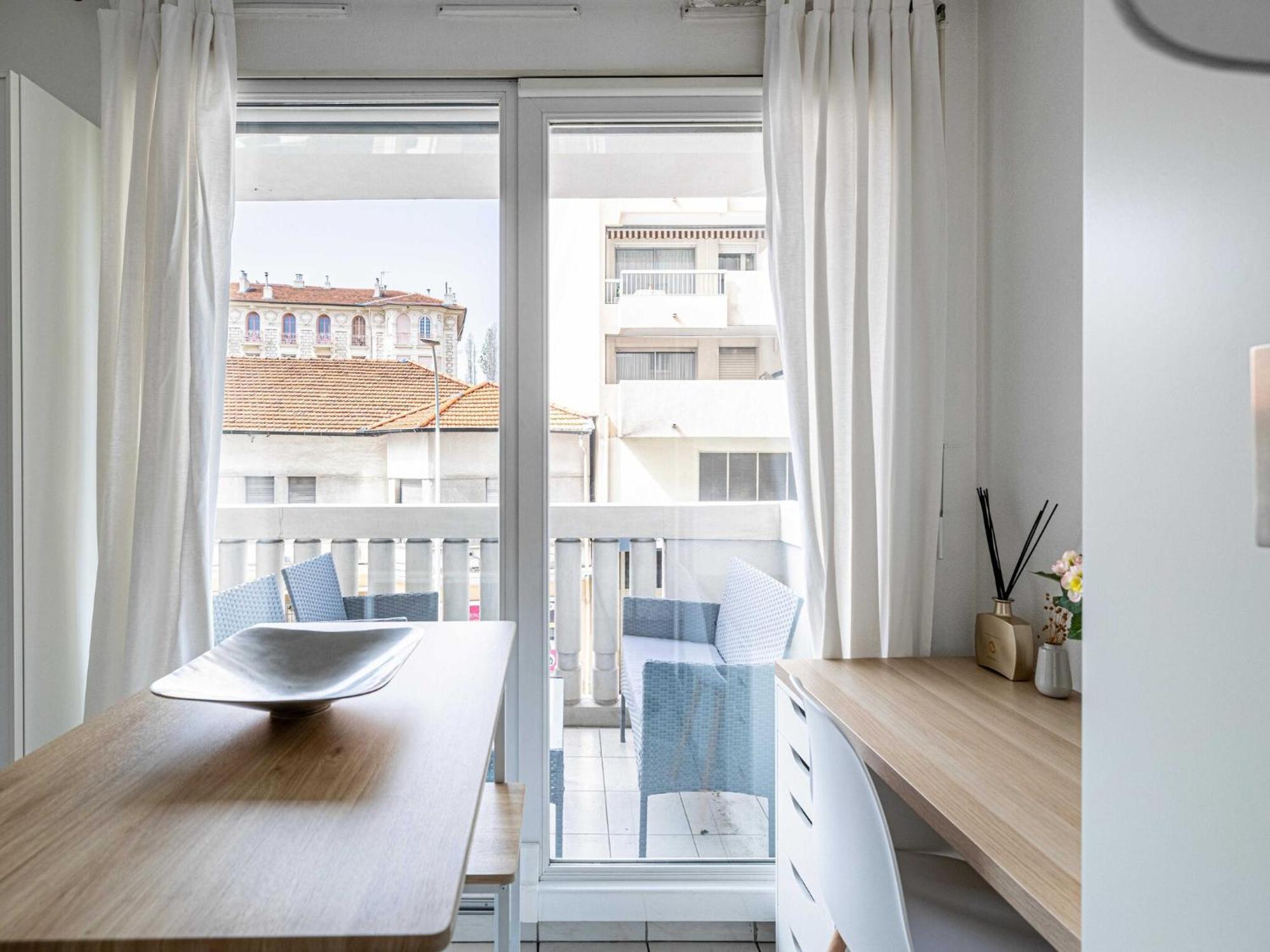 With Balcony & Pool -heart Of Apartment *