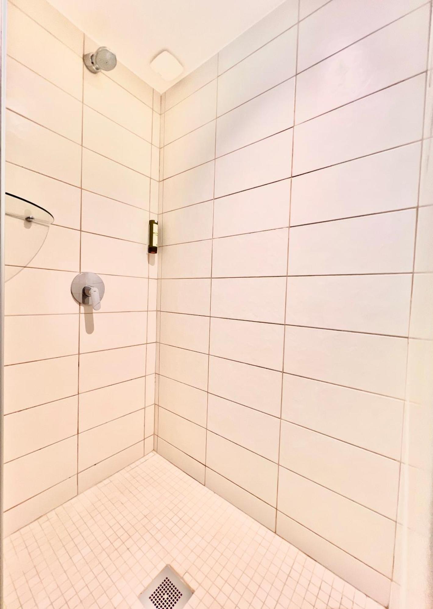 Aparthotel Liberation Center - Private Balcony - 24&7 Reception - Luggage Storage