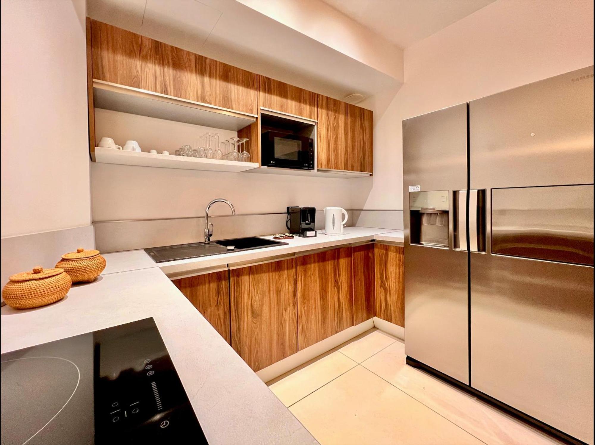 Liberation Center - Private Balcony - 24&7 Reception - Luggage Storage * Nice