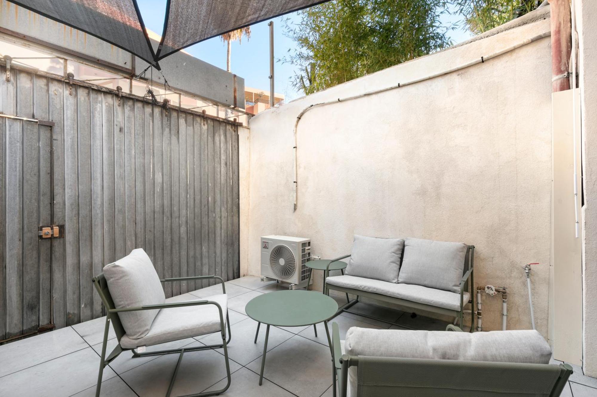 Loft Industriel Avec Terrasse Et Filet Suspendu A Cimiez *