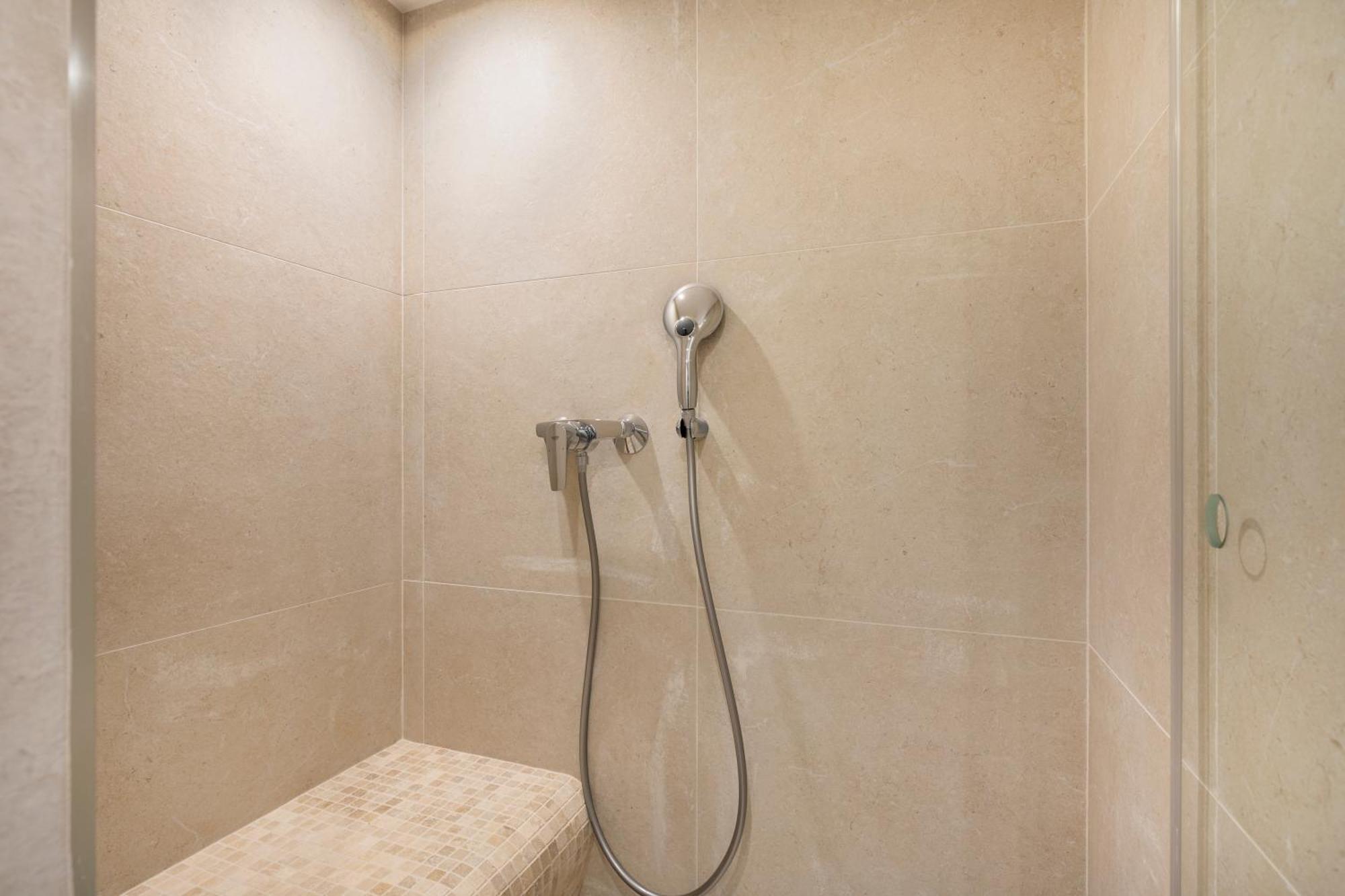 Loft Industriel Avec Terrasse Et Filet Suspendu A Cimiez *