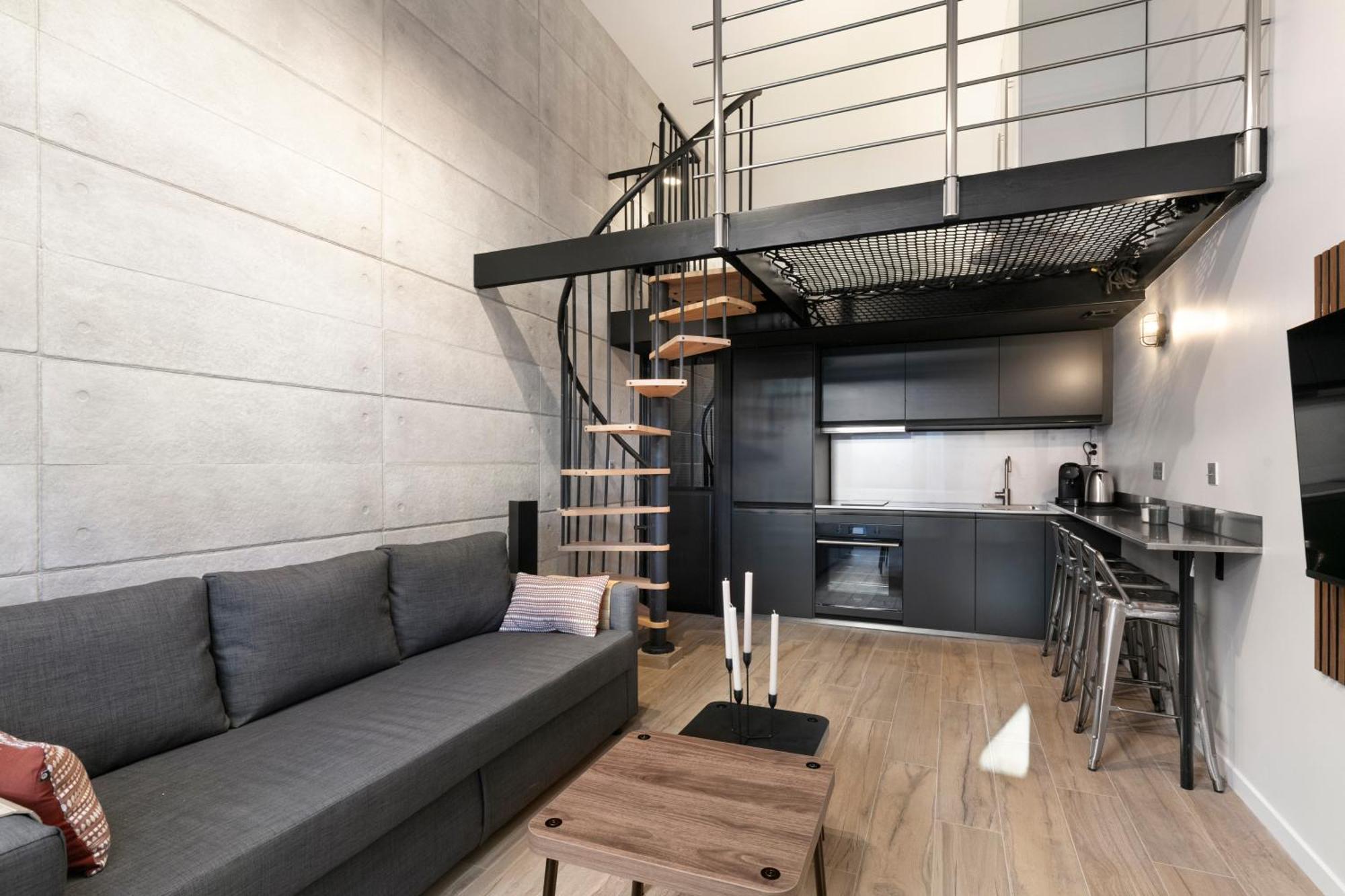 Loft Industriel Avec Terrasse Et Filet Suspendu A Cimiez