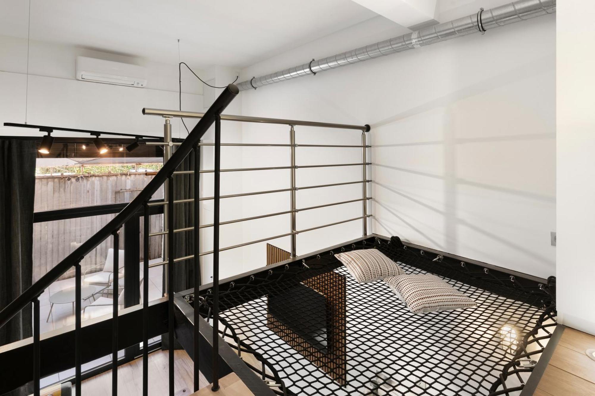 Loft Industriel Avec Terrasse Et Filet Suspendu A Cimiez Apartment