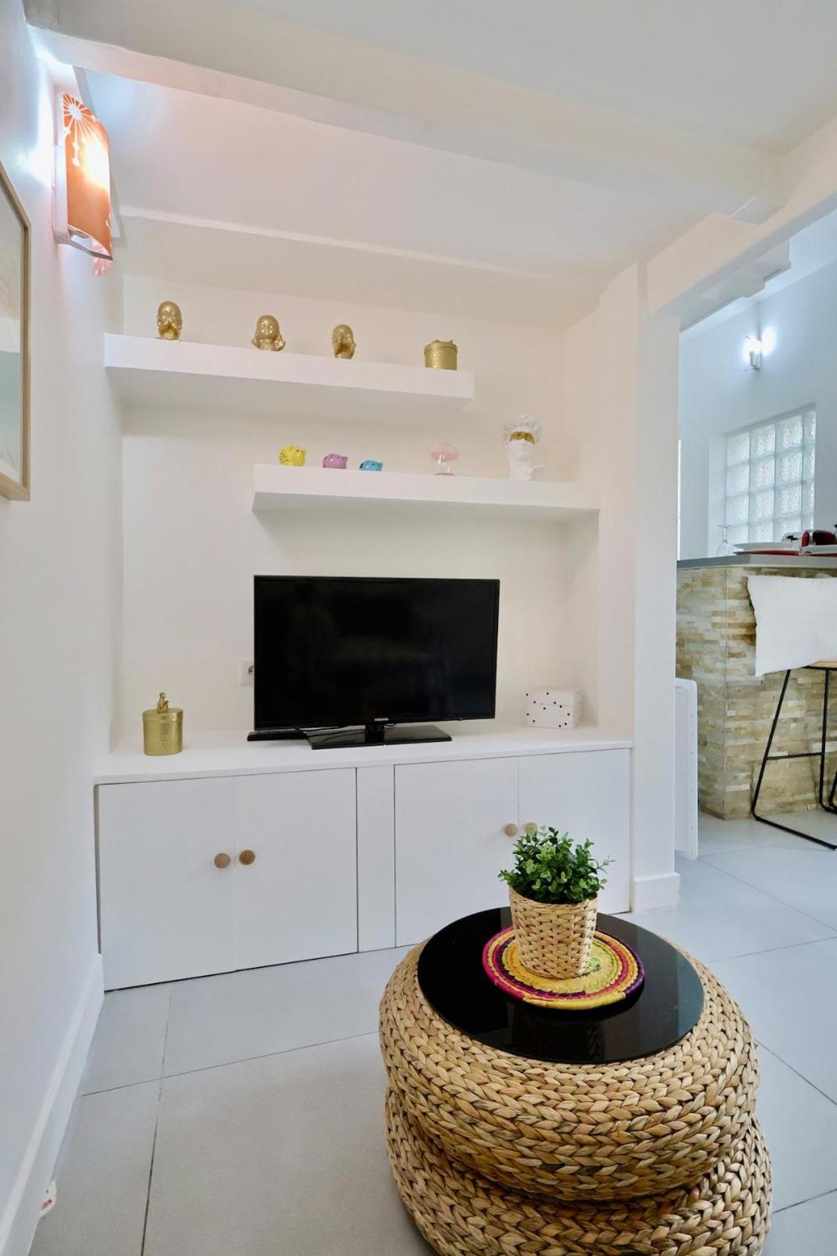 Appartement Ancienne Batisse En Plein Coeur Du Port Avec Clim *