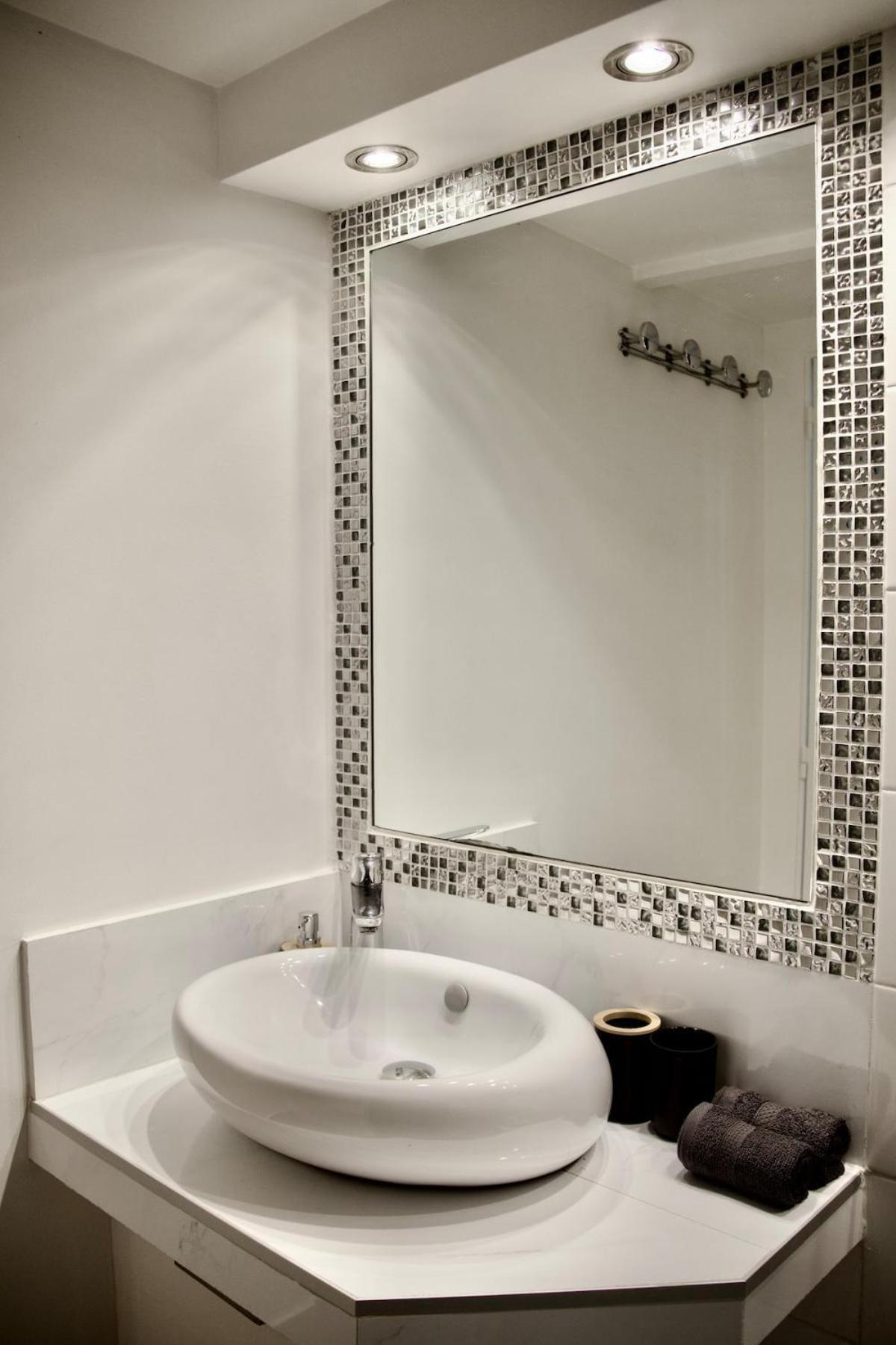 Appartement Ancienne Batisse En Plein Coeur Du Port Avec Clim