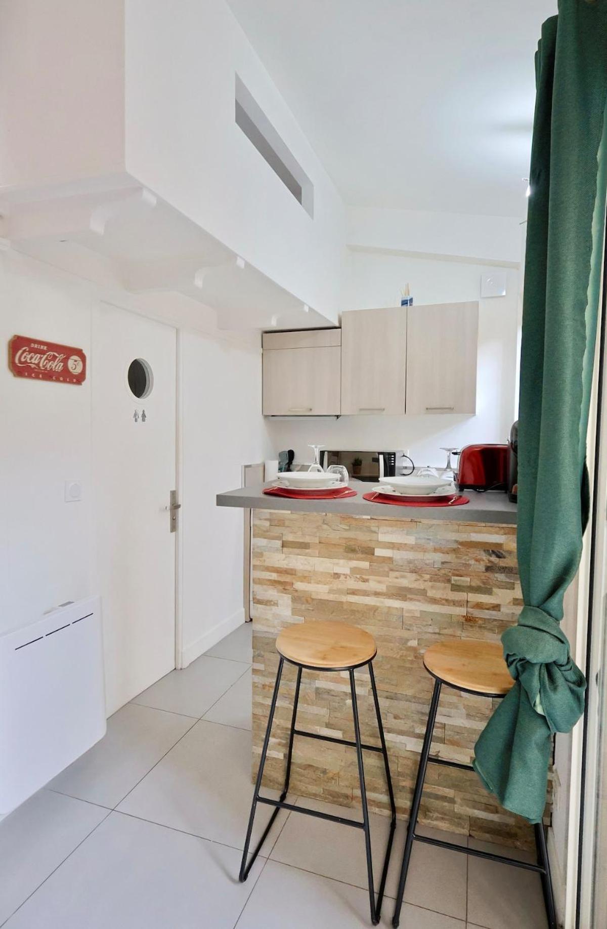 Appartement Ancienne Batisse En Plein Coeur Du Port Avec Clim *
