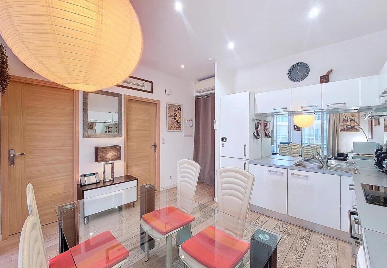 Nestor&jeeves - Trois Promenade - - Very Close Sea *