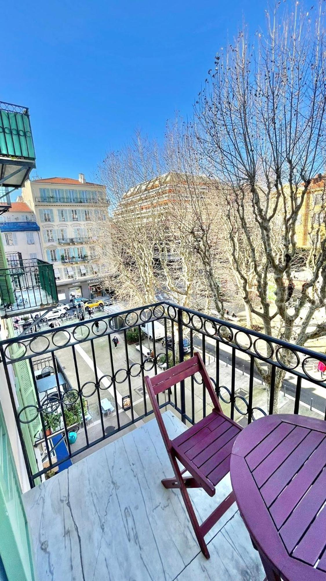 Place Grimaldi, Close To And Restaurants, With Balcony * Nice