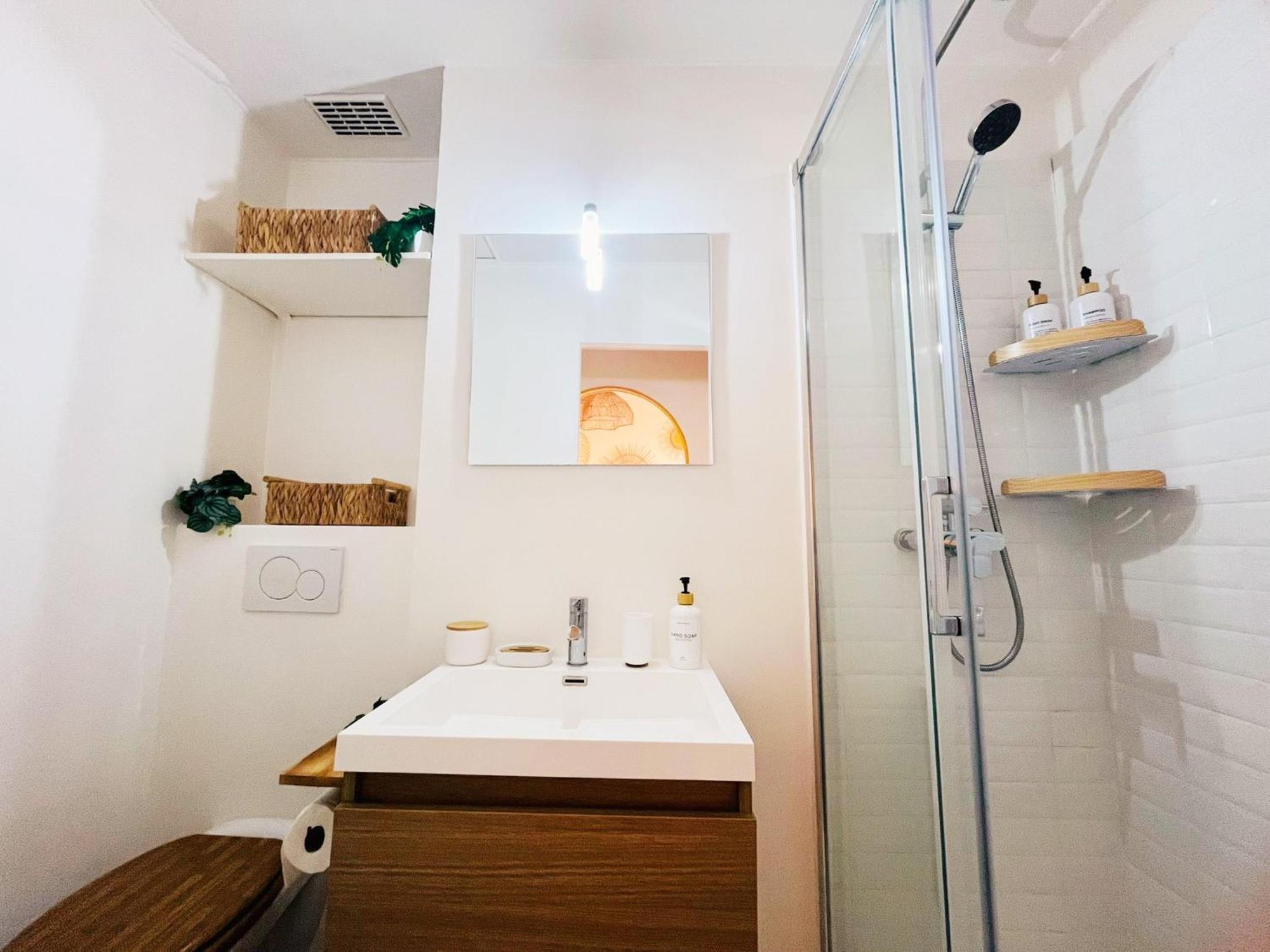 Apartment Studio Renove Climatise Tout Confort - Lit Queen Size - Emplacement Ideal Pres Des Plages