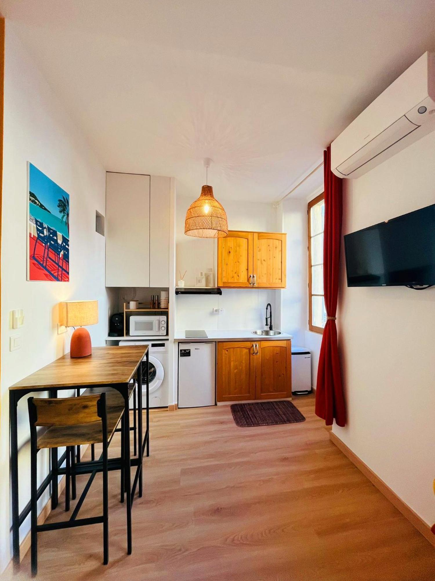 Studio Renove Climatise Tout Confort - Lit Queen Size - Emplacement Ideal Pres Des Plages