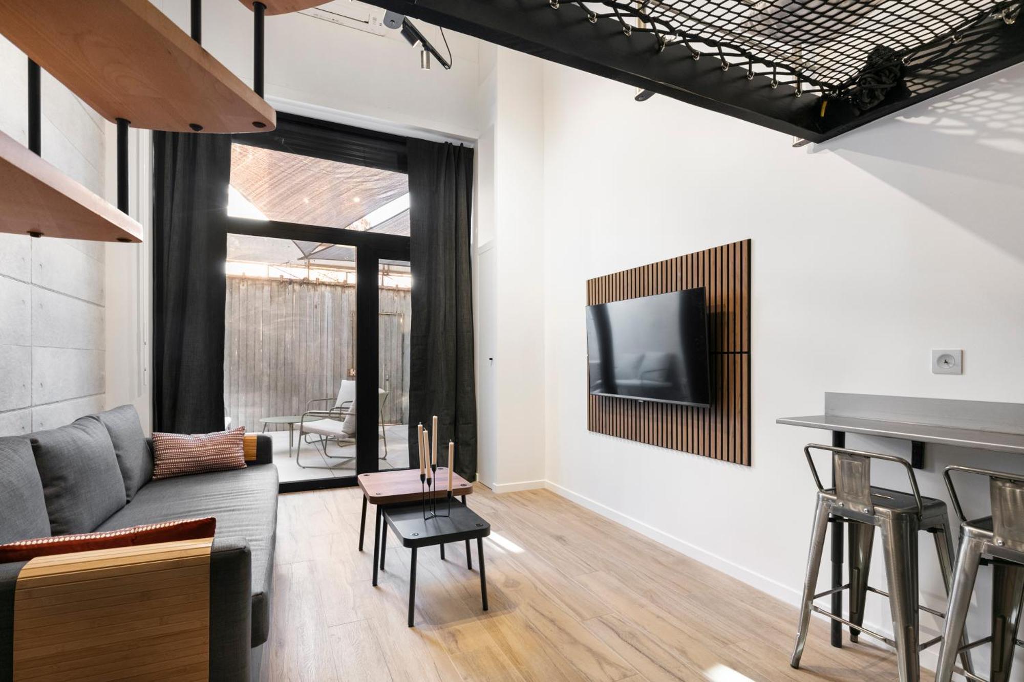 Loft Industriel Avec Terrasse Et Filet Suspendu A Cimiez