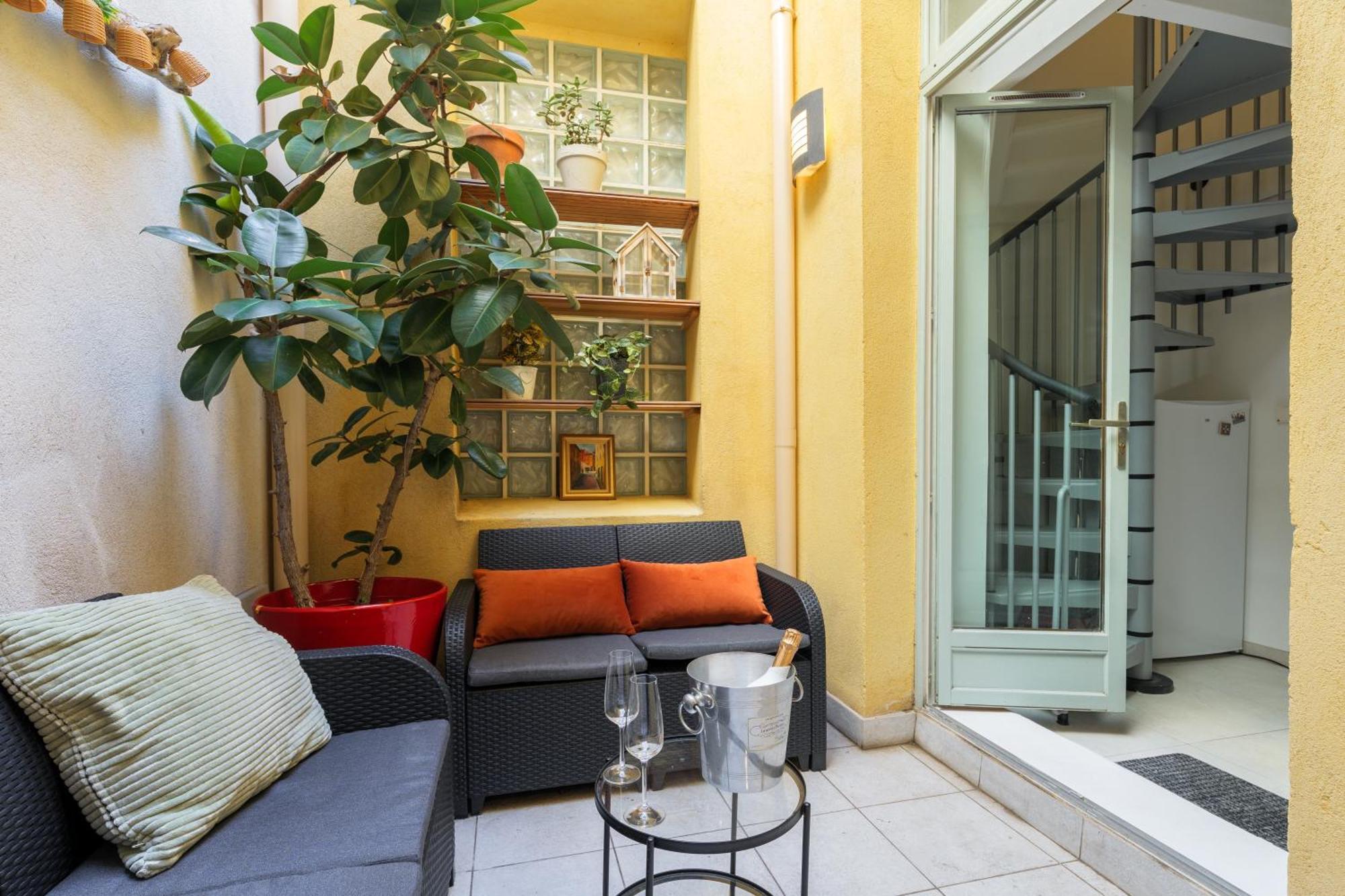 Jolie Duplex Avec Patio Nice