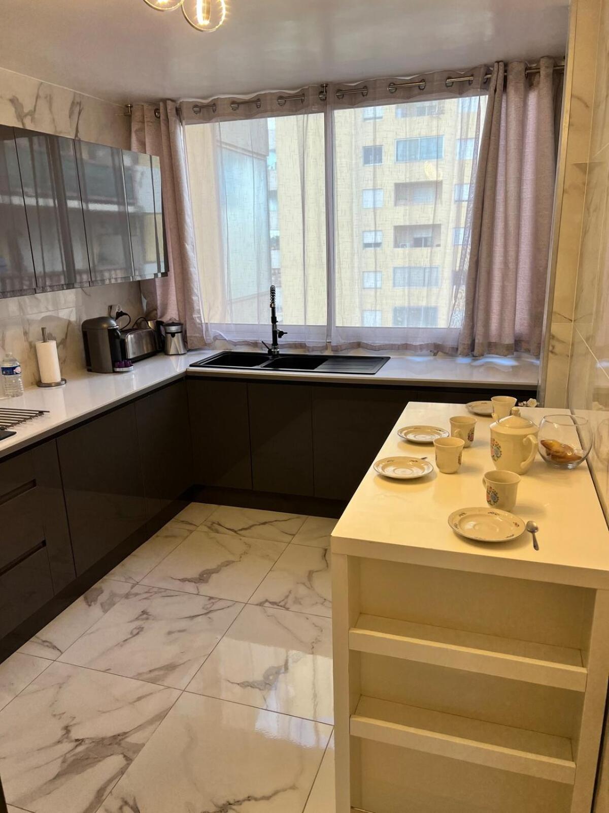 6 People Near Airport Apartment *