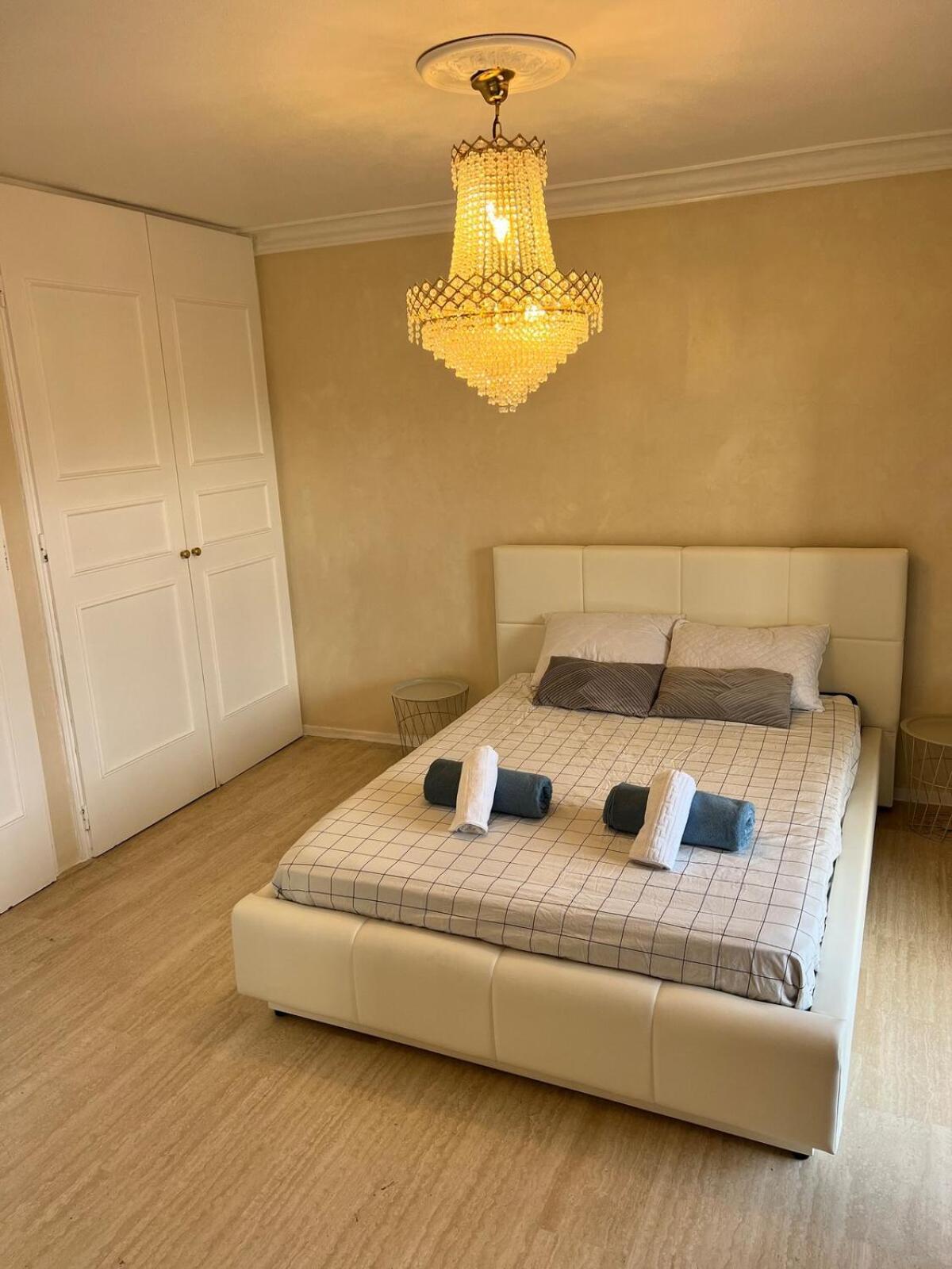 Apartment 6 People Near Airport *