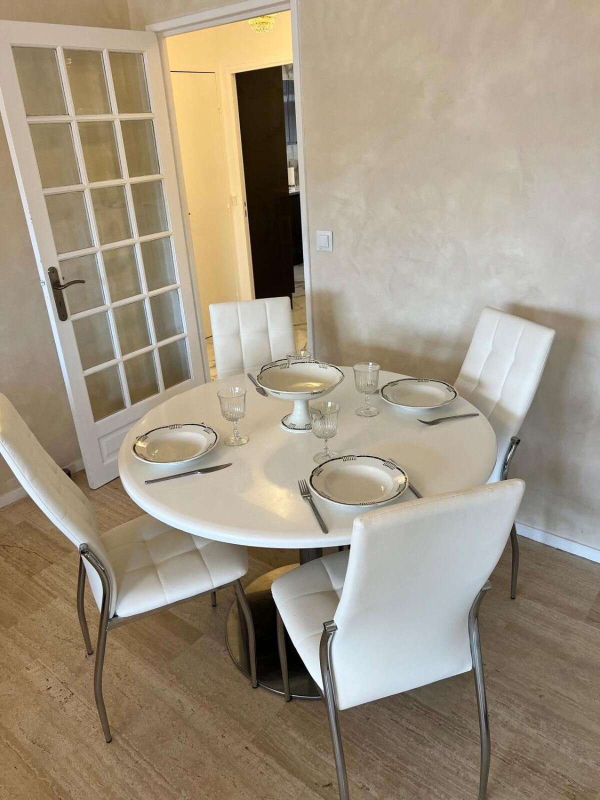Apartment 6 People Near Airport *