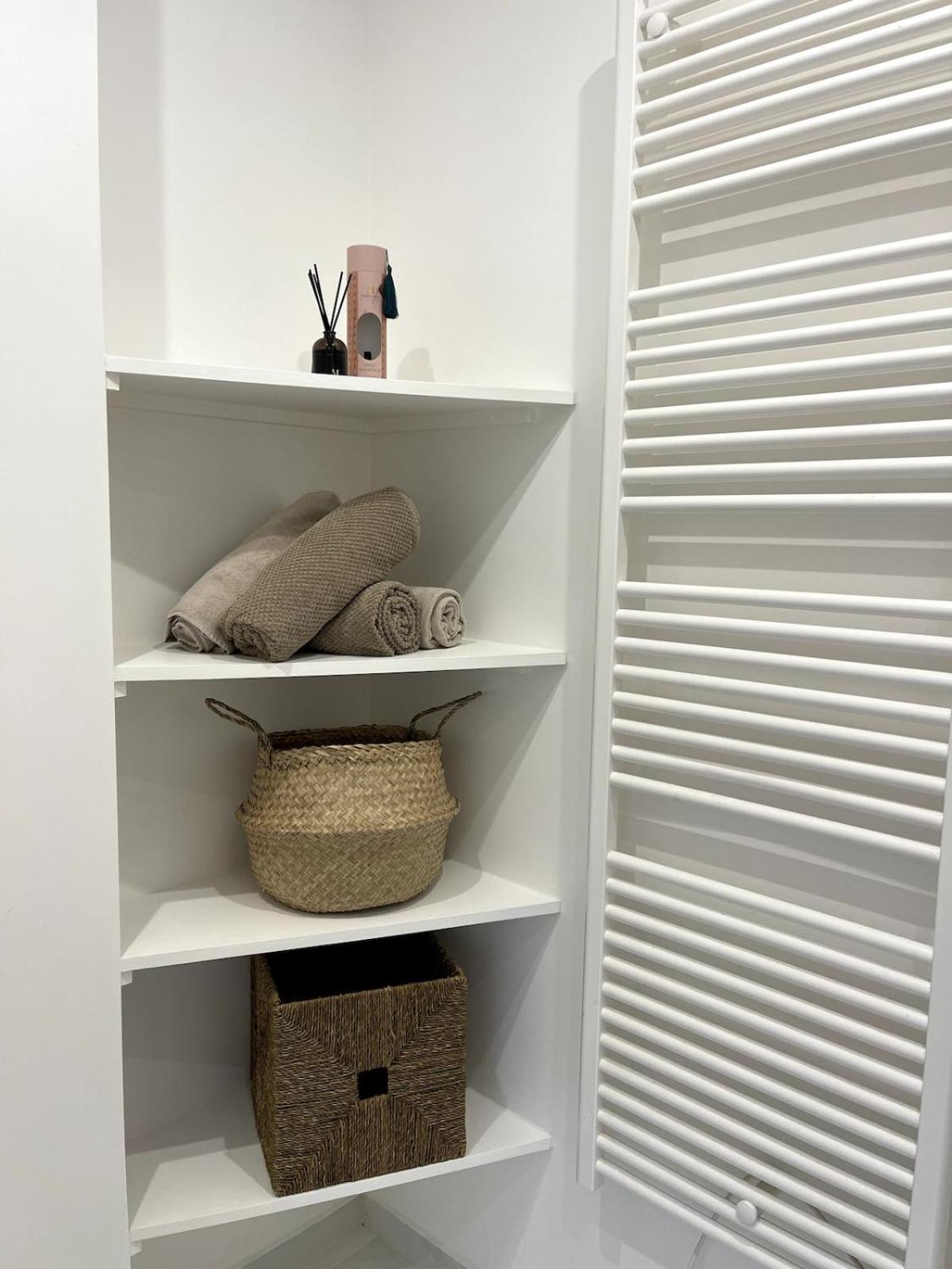 Joli 2 Pieces Avec Terrasse, Proche