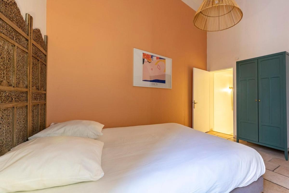 Proche Du Cours Saleya Et De La Plage, Dans Le Vieux Nice, Spacieux Et Climatise *