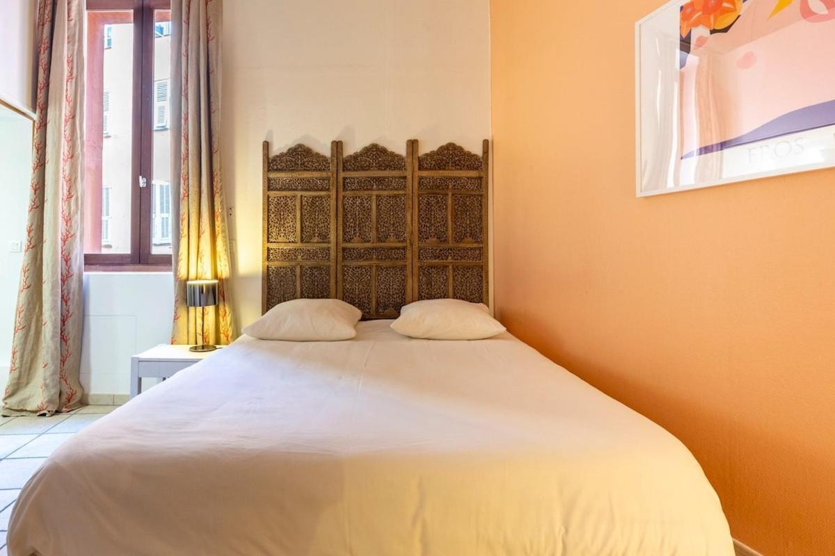 Proche Du Cours Saleya Et De La Plage, Dans Le Vieux Nice, Spacieux Et Climatise Nice