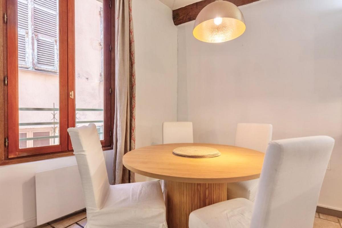 Proche Du Cours Saleya Et De La Plage, Dans Le Vieux Nice, Spacieux Et Climatise * Nice